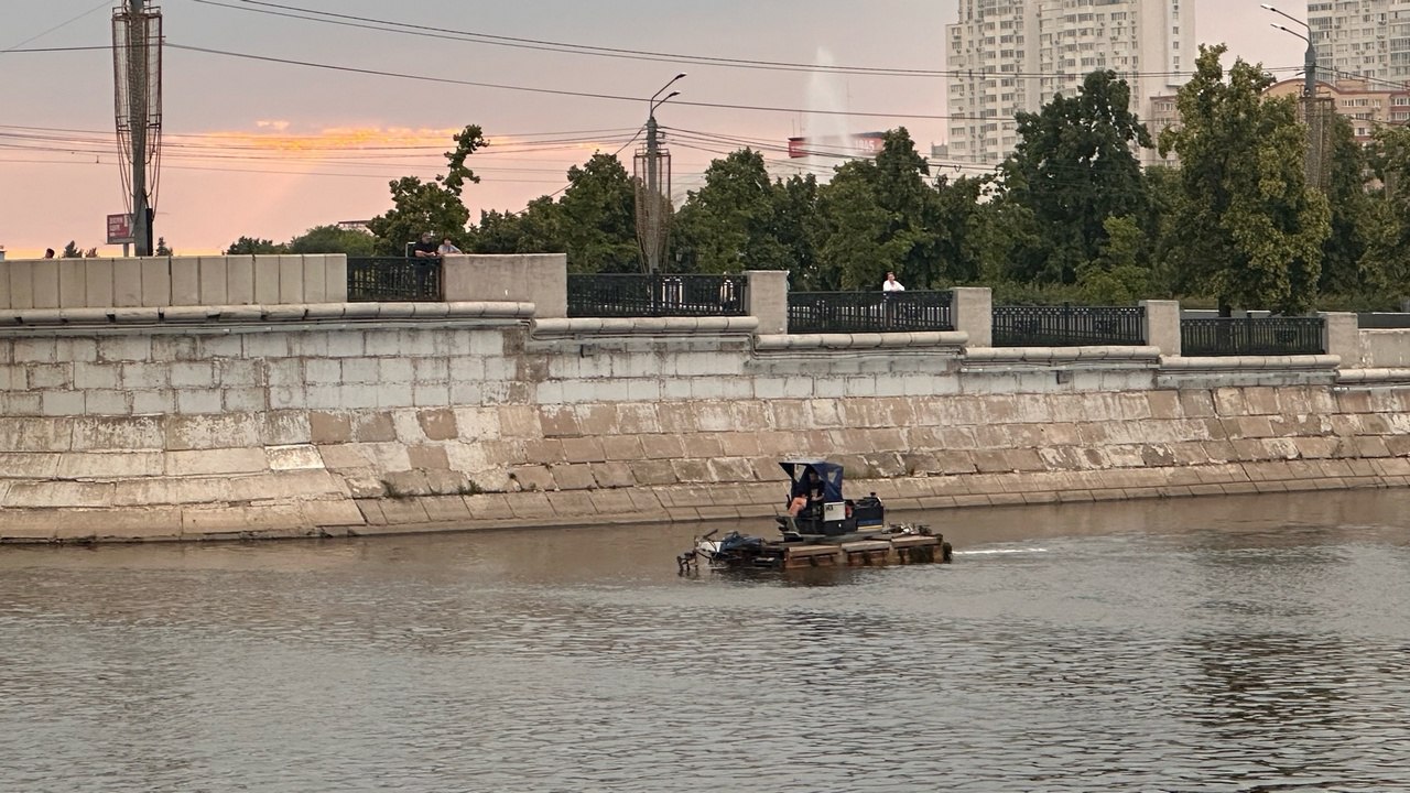В Челябинске приступили к новому этапу очистки реки Миасс с помощью техники В Челябинске возобновили очистку реки Миасс при помощи специализированной техники. Напомним, работы переводились в "ручном" режим с 5 мая по 15 июня в связи с нерестовым периодом. Сейчас очистку с помощью пяти специализированных многофункциональных машин возобновили. Техника оборудована навесками в виде косилок и граблей-коллекторов, что позволяет скашивать подводную и надводную растительность, а также собирать ее вместе с другим мусором. Кроме того, в районе пруда Коммунар продолжаются работы по извлечению донных отложений. Мероприятия проходят в рамках нацпроекта "Экологическое благополучие". Напомним, в конце апреля на воду реки Миасс в столице региона спустили технологичного зеленого "паука" – земснаряд для очистки дна водоема будет высасывать ил и мусор из пруда Коммунар. Вести Южный Урал Челябинск