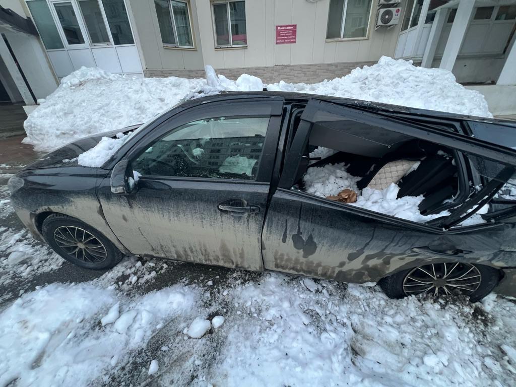 Появились новые кадры «погибшей» под кучей снега машины в Южно-Сахалинске  Снежная масса обрушилась 11 марта на Toyota Corolla Fielder, припаркованный у дома 304в по улице Ленина.   Жительница областного центра Ксения около 9 часов утра пожаловалась бездействие участкового и управляющей компании. Соответствующая жалоба появилась на портале Сахалин.онлайн.    «Машину придавило снегом, без восстановления, не приехали ни участковый, ни дежурка, ни управляющая компания»,  — сообщила сахалинка.   ———    :     Прислать нам новость: