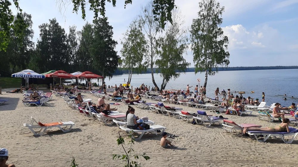 В Свердловской области официально пригодными для купания в 2025 году признаны только семь пляжей. Остальные — либо не оборудованы должным образом, либо не соответствуют санитарным нормам. По информации регионального ГУ МЧС, безопасными в этом сезоне остаются пляжи Верхне-Сысертского и Ленёвского водохранилищ, Верх-Нейвинского и Билимбаевского прудов, реки Серги, а также санатория «Гранатовая бухта» под Сысертью. Все они оборудованы спасательными станциями и имеют безопасное дно.