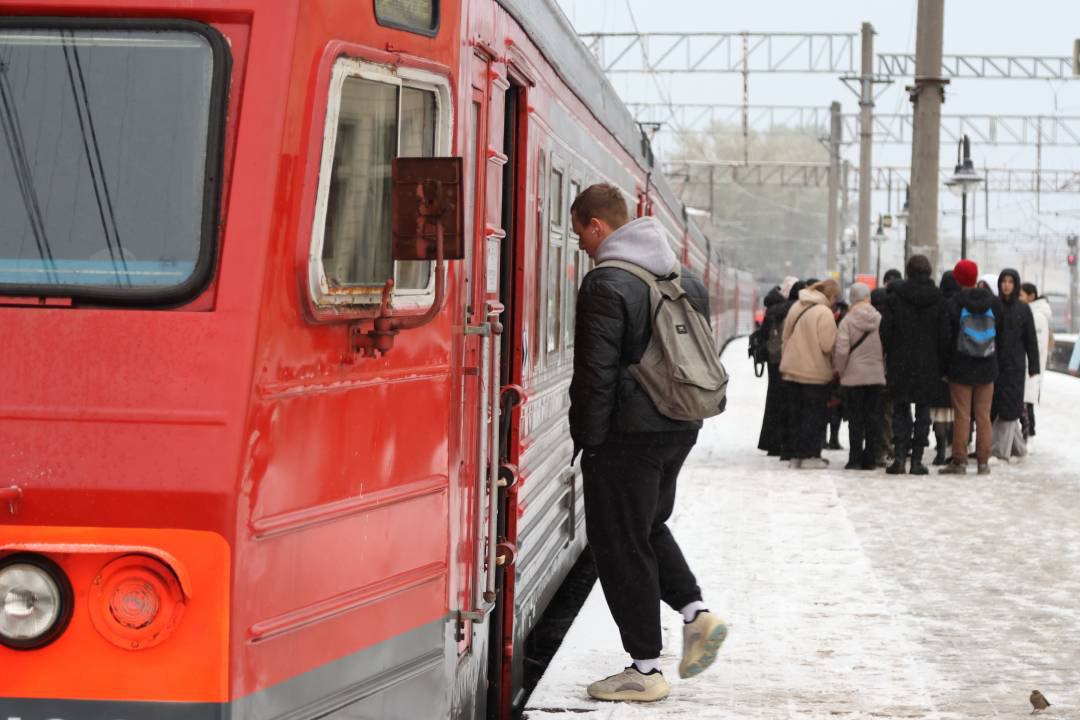 Оплату по геолокации запустили электричке из центра Петербурга до Павловска В петербургских электричках появился новый способ оплаты Теперь расплатиться в таковой электрички от Витебского вокзала до Павловска можно будет с помощью геолокации Как сообщили в пресс службе Северо Западной пригородной пассажирской компании эксперимент в оплатой по геолокации начнет работать 30 ноября Работать это будет так Необходимо установить приложение ПроТранспорт пройти регистрацию и выбрать способ оплаты Включить Bluetooth и оказаться в зоне действия геометки Нужно открыть приложение и нажать кнопку Поехали затем подтвердить станцию и нажать Начать поездку Пройти через турникеты если они есть по сформированному QR коду По прибытии поезда на станцию назначения в приложении нажать Завершить поездку подтвердить оплату и выйти по электронному билету В компании обещают что в будущем такой бесконтактный способ оплатить поездку появится и на других направлениях Читай нас в MAX Подпишись на Комсомольскую правду СПб