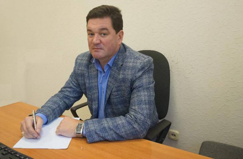 Чиновник Вадим Хоменко получил два года условно В Волжском суд приговорил городского чиновника к двум годам лишения свободы условно по делу о халатности, повлекшей тяжкий вред здоровью 4-летнего ребенка. Напомним, в мае 2023 года в Волжском на ребенка упали плохо закрепленные футбольные ворота. В результате ребенок получил серьезные травмы – закрытые переломы правой большой и малоберцовой костей. Следствие установило, что администрация Волжского имела финансовую возможность отремонтировать уличную спортивную площадку, где произошло несчастье. В 2022 и 2023 годах на эти цели из бюджета было выделено 1 миллион 800 тысяч рублей. После инцидента чиновник Вадим Хоменко покинул должность председателя городского комитета по обеспечению жизнедеятельности. В данный момент он руководит управлением по работе с жилым фондом Администрации Волжского. Как условный срок повлияет на его карьеру неизвестно.