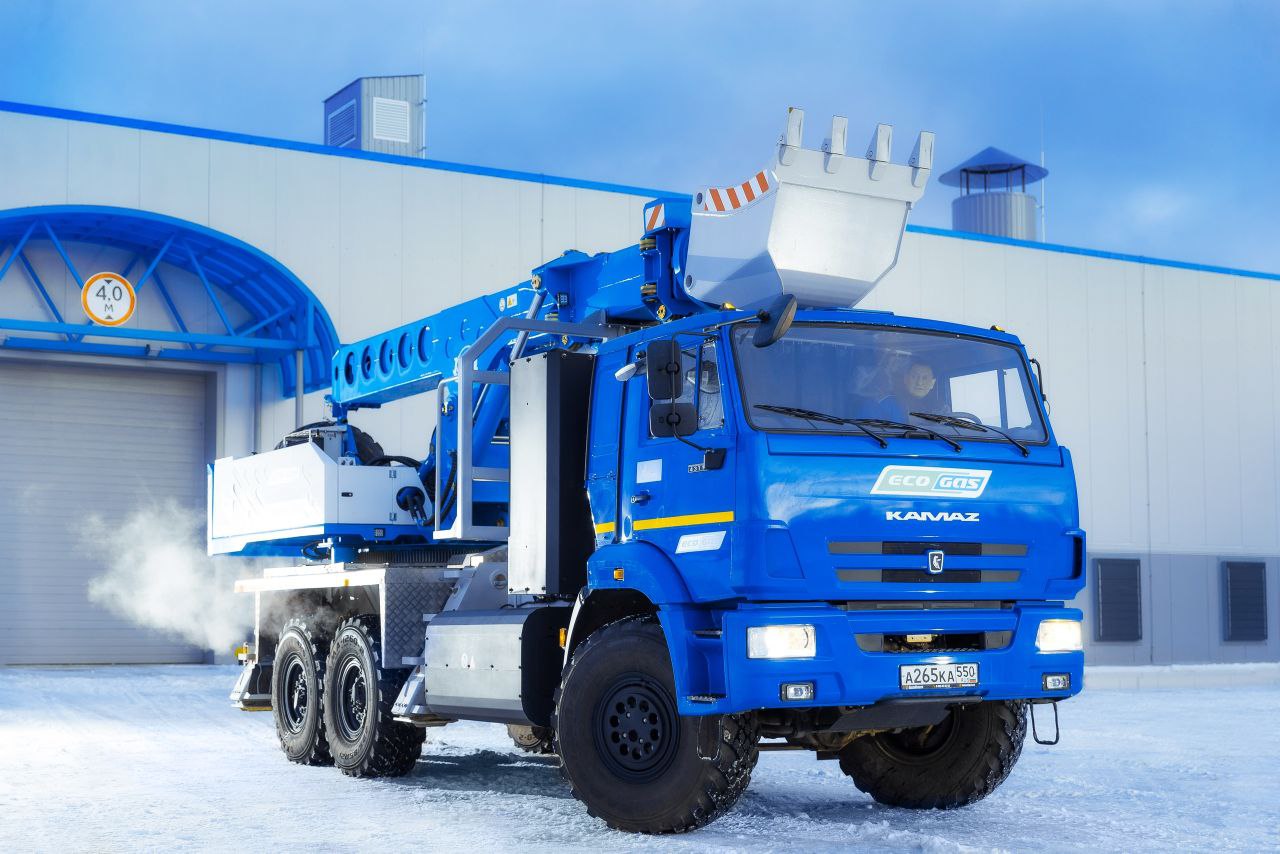 В ООО Газпром трансгаз Ухта прибыл уникальный экскаватор планировщик В конце ноября на объекты нашего предприятия для опытно промышленной эксплуатации прибыл первый образец универсального экскаватора планировщика УДС 4321 5 Как мы рассказывали ранее торжественная передача новой российской уникальной техники состоялась в рамках XIV Петербургского международного газового форума Эта полностью российская машина была разработана по техническому заданию ПАО Газпром компанией ВолгоИнвест совместно с Камышинским крановым заводом В течение трёх месяцев специалисты Управления технологического транспорта и специальной техники будут проводить испытания на объектах управления а также Вуктыльского Сосногорского и Синдорского ЛПУМГ Опытная эксплуатация проводится с целью подтверждения заявленных технических характеристик оценки надежности и эффективности машины в реальных производственных условиях в том числе с учетом климата районов приравненных к Крайнему Северу Такой экскаватор будущий ключевой помощник для наших линейных подразделений Работа на компримированном природном газе маневренность техники и ее способность быстро прибывать на объекты критически важны в нашей ежедневной работе по содержанию магистралей Опытная эксплуатация это возможность для наших специалистов первыми освоить новый экскаватор планировщик и внести свой вклад в его доработку отметил Владимир Иванович Блохин заместитель генерального директора по общим вопросам Успешное завершение испытаний станет важным шагом в освоении современных отечественных технологий и укреплении технологического суверенитета отрасли газпромтрансгазухта гтуфилиалы