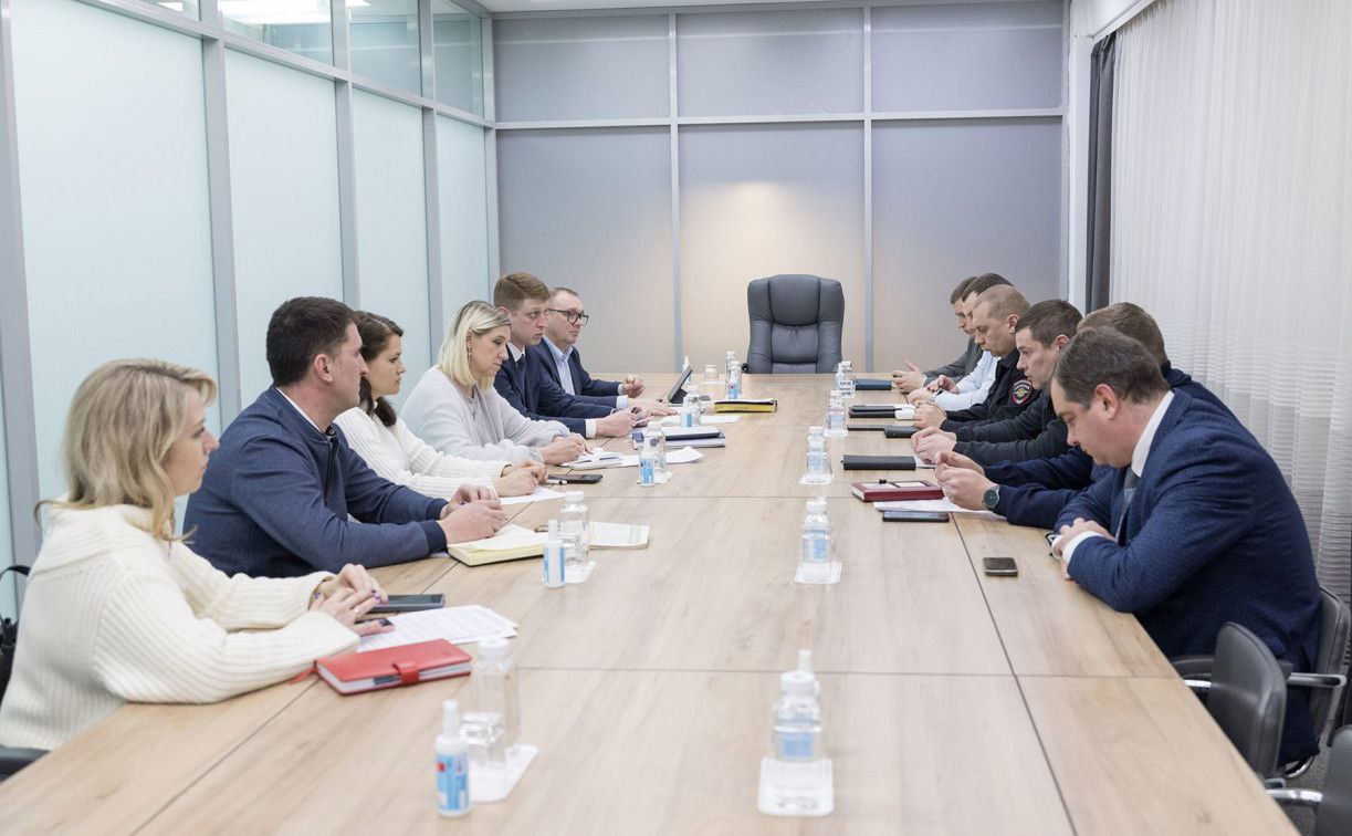 В Туле собираются следить за машинами которые неправильно паркуются и мешают общественному транспорту В Правительстве региона состоялось совещание по теме дорожного движения с участием ГИБДД и Тулгорэлектротранса Как отметили в министерстве транспорта ситуация с неправомерной парковкой особенно вблизи остановок и на трамвайных путях стала системной проблемой которая срывает графики движения мешает работе экстренных служб и вызывает справедливые нарекания граждан В качестве мер решения проблемы предлагается организовать мониторинг точечное патрулирование проблемных зон сотрудниками МВД и проведение информационных кампаний в соцсетях stanokspace