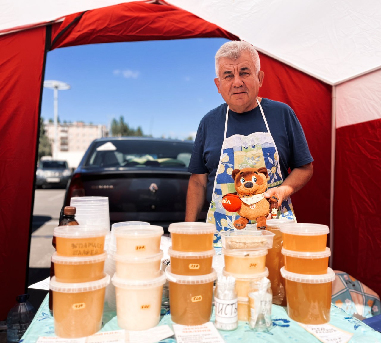 В Курске стартовала ярмарка мëда Торговля развернулась у гипермаркета на улице Энгельса. Свою продукцию представили производители из 9 районов и Курска. Кроме меда, на прилавках - пыльца, перга, маточное молочко. Можно проконсультироваться у опытных пасечников. - Ярмарка организована с соблюдением всех мер безопасности. Специалисты государственной ветеринарной службы провели экспертизу. Можете быть уверены в безопасности и качестве товара, - отметил врио замгубернатора Курской области Геннадий Бабаскин. Ярмарка будет работать до 17 часов. Следующая пройдет завтра здесь же, а также 9 и 10 августа, 23 и 24 августа. фото: Правительство Курской области Сейм Курская область