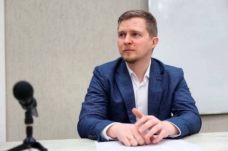 Зампредседателя Комтранса Петербурга назначили Дениса Усанова Информация о кадровом решении появилась на сайте ведомства До назначения Усанов был директором ГКУ Организатор перевозок Комтранс Читай нас в MAX Подпишись на Комсомольскую правду СПб