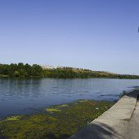 Один утонул второго ищут лодка с тремя рыбаками перевернулась в Белокалитвинском районе Мужчины рыбачили на реке Северский Донец в районе поселка Синегорский В какой то момент их моторная лодка наткнулась на мель все оказались с воде Одному рыбаку удалось спастись тело второго 57 летнего мужчины позже обнаружили спасатели Поиски третьего мужчины продолжаются Все были без спасательных жилетов Подписывайтесь на МАХ присылайте новости