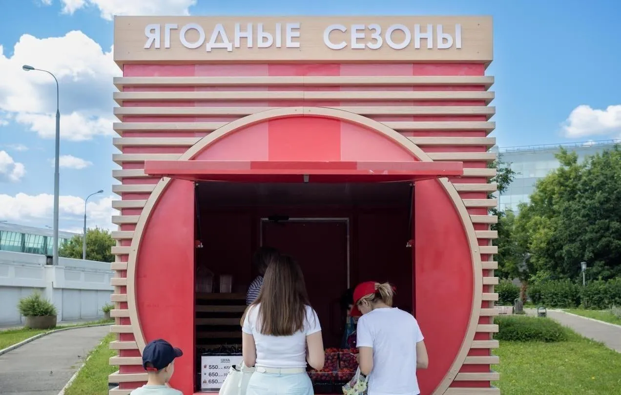 У нас открылись Ягодные сезоны павильоны с фермерскими ягодами прямо у дома недалеко от метро и остановок Ягоды везут с юга Краснодарский и Ставропольский край Волгоградская Астраханская Ростовская Херсонская области Крым Адыгея Дагестан Карачаево Черкесия Северная Осетия Алания и Ингушетия Приобрести можно клубнику землянику малину голубику смородину крыжовник ежевику бруснику чернику клюкву и жимолость Ягоды появляются на прилавках по мере созревания Список адресов в нашем канале в MAX