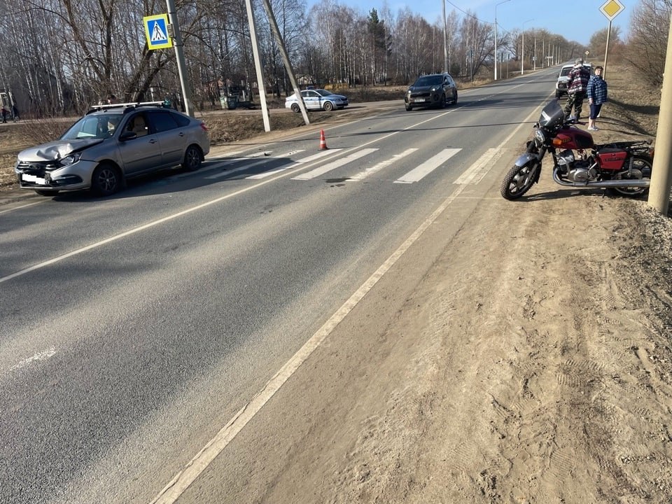 За выходные на Орловщине в ДТП травмировались два мотоциклиста.    В орловской ГАИ рассказали об аварии, которая произошла накануне на болховском направлении. 36-летний мужчина, не имеющий прав управления, ехал за рулем мотоцикла «ИЖ Юпитер»  официально не зарегистрированном . Мотоциклист развернулся через сплошную разметку и столкнулся со встречной «Ладой Грантой». В результате ДТП водитель мотоцикла получил травмы, бригадой скорой помощи доставлен в Болховскую ЦРБ.   И еще одно ДТП с мотоциклистом произошло 8 марта поздно вечером в Мценске возле дома №12 по ул.Машиностроителей. Там водитель на «Ниве» поворачивал во двор и не пропустил мотоциклиста, который ехал прямо. Травмированный мотоциклист доставлен в Мценскую ЦРБ, после госпитализирован в областную клиническую больницу.   Фото: Орловской ГАИ