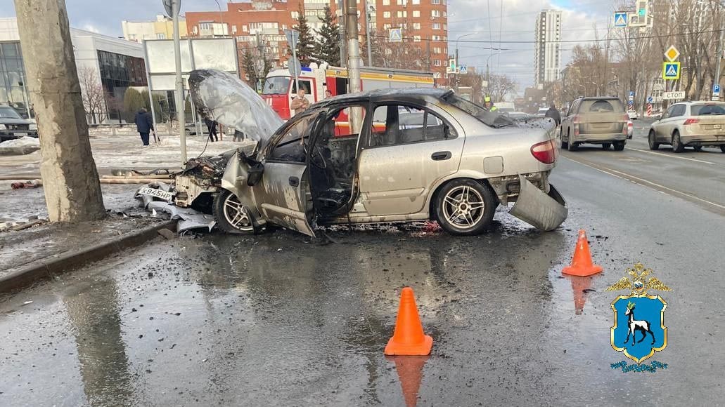 В Самаре 21-летний водитель влетел в столб  Дорожный инцидент произошел 8 марта в 16:23 напротив дома 98 "Е" на улице Мичурина. Водитель Nissan Almera не справился с управлением своего автомобиля и влетел в световую опору. После этого иномарка загорелась, а несовершеннолетнему пассажиру понадобилась медицинская помощь. Сейчас он находится на амбулаторном лечении.    : ГУ МВД по Самарской области