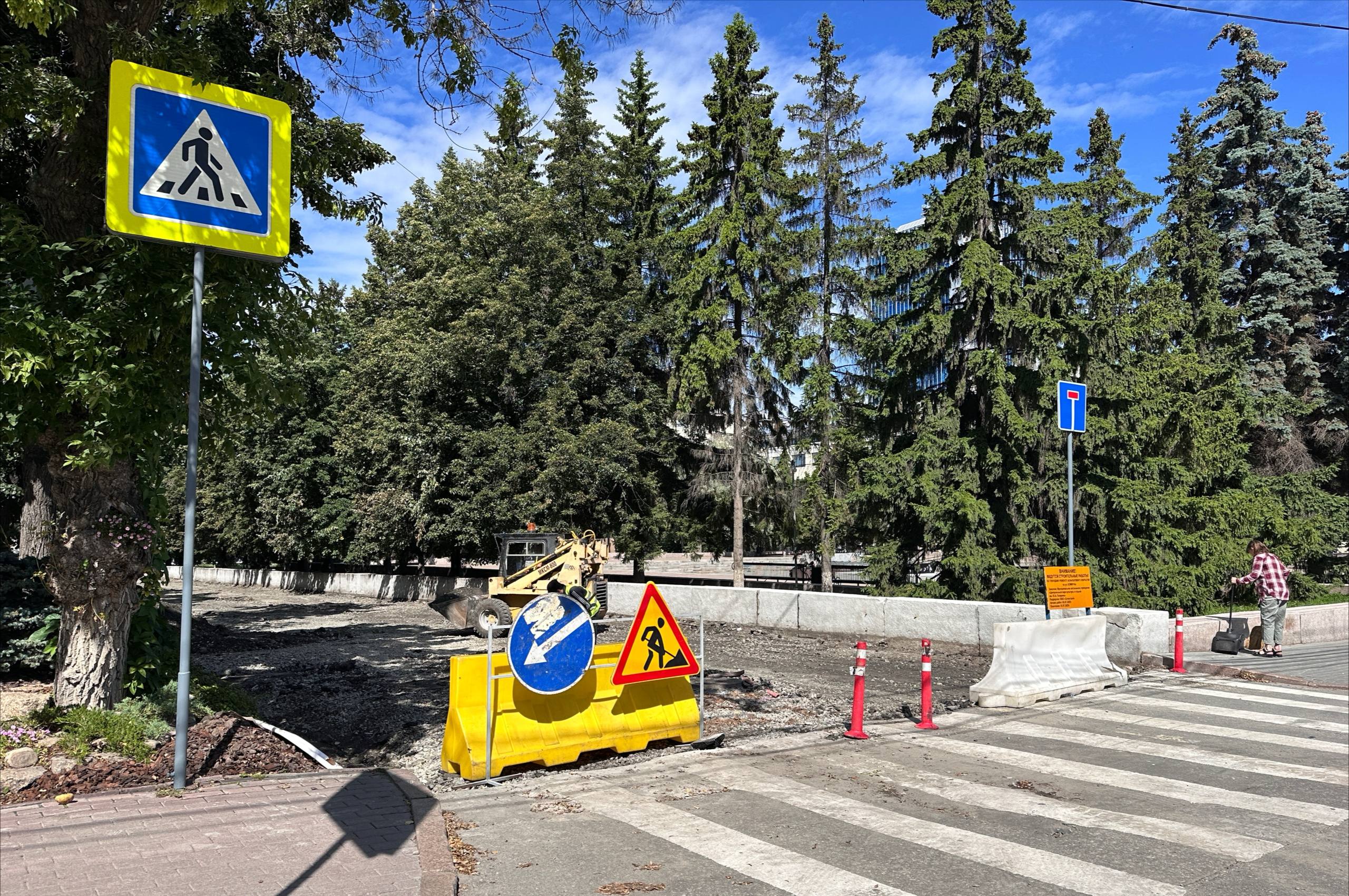 Парковку у Кировки закрыли до 1 августа У въезда со стороны улицы Цвиллинга начался ремонт асфальта на парковке у домов № 163 по улице Кирова, № 75 по улице Коммуны и № 28 по улице Цвиллинга. Работы продлятся до 1 августа. Жителям доступен въезд во двор с Цвиллинга — между домами № 34 и 36. Водителей просят заранее выбирать альтернативные места для стоянки.