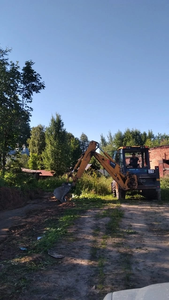 В Харовске началась масштабная реконструкция очистных сооружений Вопрос модернизации канализационной системы был поднят жителями на встрече с губернатором Георгием Филимоновым в мае прошлого года. По проекту планируется реконструировать насосную станцию на улице Ветеранов и заменить 3-километровый канализационный коллектор, находящийся в аварийном состоянии. Этот коллектор является ключевой магистралью, по которой стоки поступают на очистные сооружения у деревни Дмитриево. Работа должна быть завершена до декабря. Эти работы — первый важный этап масштабной программы реконструкции. В этом году выделено 100 миллионов рублей из областного и местного бюджетов. Правительство Вологодской области