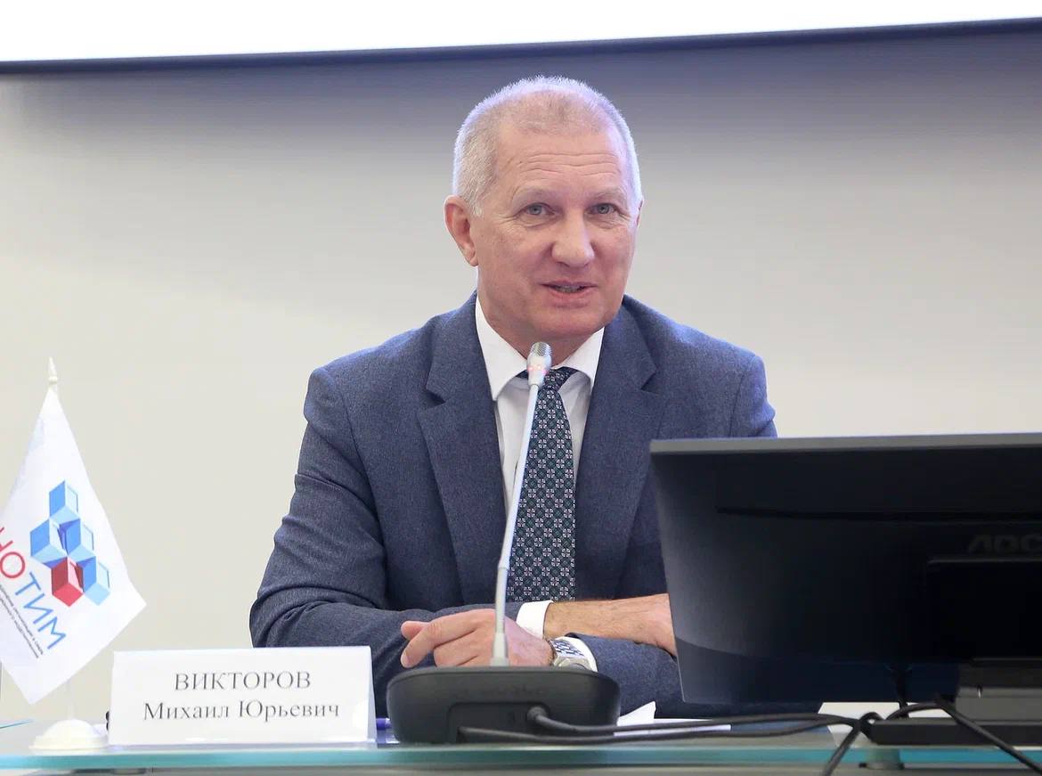 НОТИМ задает вектор: стратегия цифровой трансформации строительной отрасли Михаил Викторов, президент НОТИМ, руководитель Комиссии по цифровизации строительной отрасли и ЖКХ Общественного совета при Минстрое России, выступил модератором мероприятия и обозначил стратегические приоритеты цифровой трансформации строительного комплекса. Особое внимание он уделил вопросам импортозамещения, подготовки кадров и нормативного сопровождения перехода на отечественные цифровые решения: «Сегодня как никогда важно развивать отечественные цифровые решения в строительстве. Мы видим, что западные вендоры, даже уходя с рынка, оставляют серые схемы работы – около 40% компаний до сих пор используют их ПО через третьи страны. Но наш принцип неизменен: защита российского рынка и продвижение собственных технологий – это ключевые задачи. Уже в 2025 году запускаем пилотные проекты с российскими платформами, и будем активно вовлекать регионы. Но технологии – это лишь инструмент. Главное – люди. Мы кардинально меняем подход к подготовке кадров, делая упор на практические навыки работы с цифровыми инструментами. Параллельно ведём работу по адаптации нормативной базы и созданию условий для полноценного перехода отрасли на отечественные решения. Это сложный, но единственно верный путь развития строительной отрасли в новых реалиях». #новости_НОТИМ