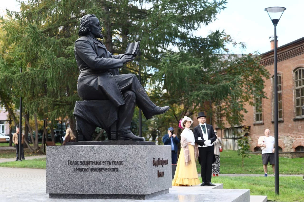 1 2 3 В Челябинске дали имена двум улицам и скверам В Ленинском районе улица соединяющая Днепровскую и 1 ю Рыбинскую в микрорайоне Сельмаш получила название в честь маршала Бориса Шапошникова Уроженец Златоуста был одним из ведущих советских военачальников и военных теоретиков Кроме того в Советском районе проезд от улицы Блюхера до жилого комплекса Слава теперь называется улица Героев Спецназа Также по решению гордумы сквер в центре Челябинска где недавно был установлен памятник знаменитому адвокату уроженцу Троицка Федору Плевако теперь носит его имя Еще один сквер на пересечении Свердловского проспекта и улицы Воровского назван в честь скульптора Ивана Бесчастнова который долгие годы жил и работал в Челябинске В частности он автор бюста Петра Чайковского возле ЮУрГИИ и памятника разведчику Николаю Кузнецову у филиала гимназии 76 Фото Наиль Фаттахов gubernator74 ru Подписывайтесь на Вести Южный Урал в MAХ