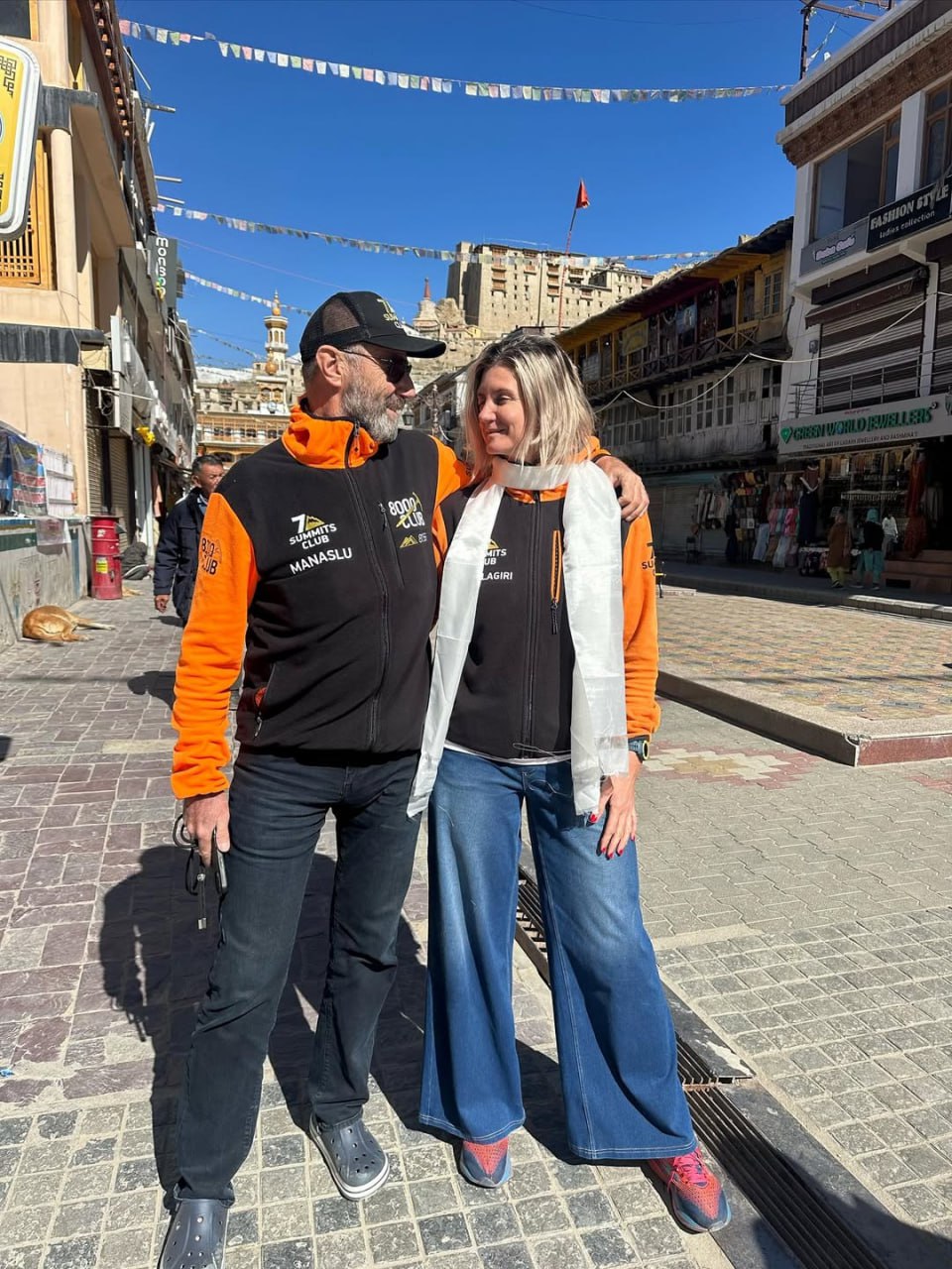 Российский альпинист чуть не попал в индийскую тюрьму из за навигатора Александр и Людмила Абрамовы собирались отметить атласную свадьбу восхождением на вершину УТ Кангри Однако пару задержали в аэропорту Дели причина GPS навигатор Garmin который был у альпиниста По индийским законам ввозить GPS устройства и спутниковые телефоны запрещено наказание крупный штраф или лишение свободы до трёх лет Конец у этой истории все же счастливый судья проявил снисхождение узнав что у пары годовщина свадьбы и ограничился лишь строгим предупреждением Подписывайтесь на РИА Новости Спорт в MAX