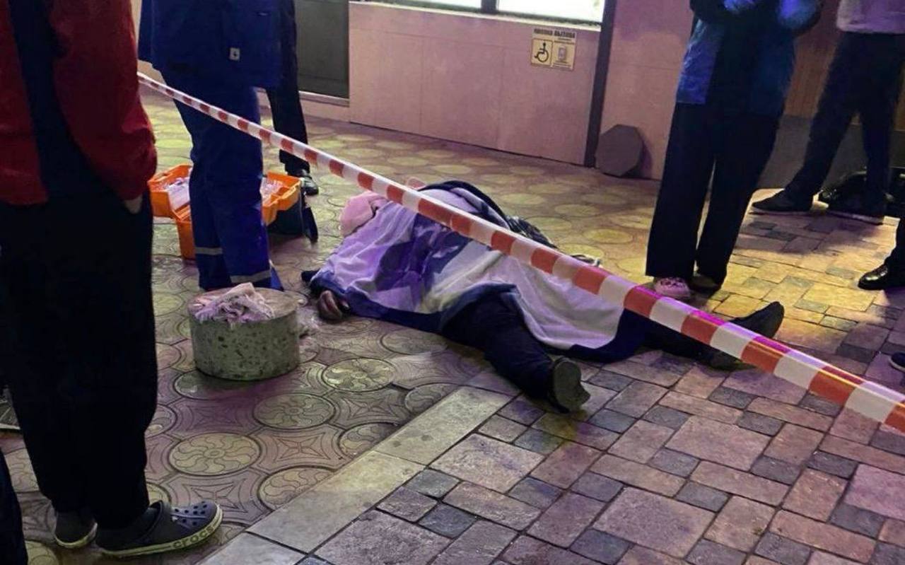 В Первой Махачкале убили парня из за ссоры по поводу земельного участка Предварительно Мухамед был знаком с убийцами этим вечером за чашкой кофе они обсуждали их насущные вопросы разговор зашел далеко впоследствии чего перерос в спор один из убийц достал пистолет дабы напугать Мухамеда тот же не думая ударил его Драка переместилась на улицу где они его и убили В ходе драке он упал без признаков жизни убийцы попытались скрыться на автомобиле но были задержаны