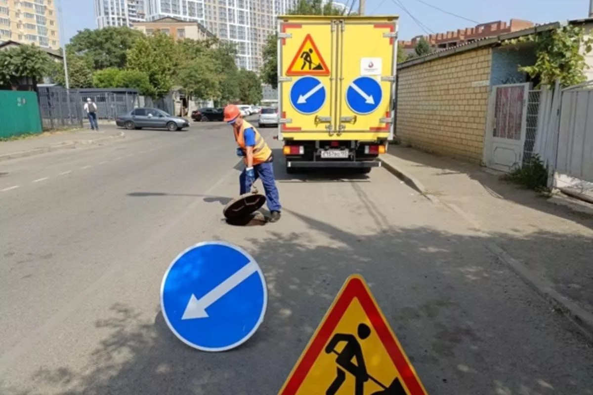 В Краснодаре с начала года восстановлено более 100 крышек люков. С начала года специалисты Росводоканал Краснодар восстановили 64 крышки люков водопроводных колодцев и 38 – канализационных. Среди самых частых причин исчезновения чугунных крышек – кража.
