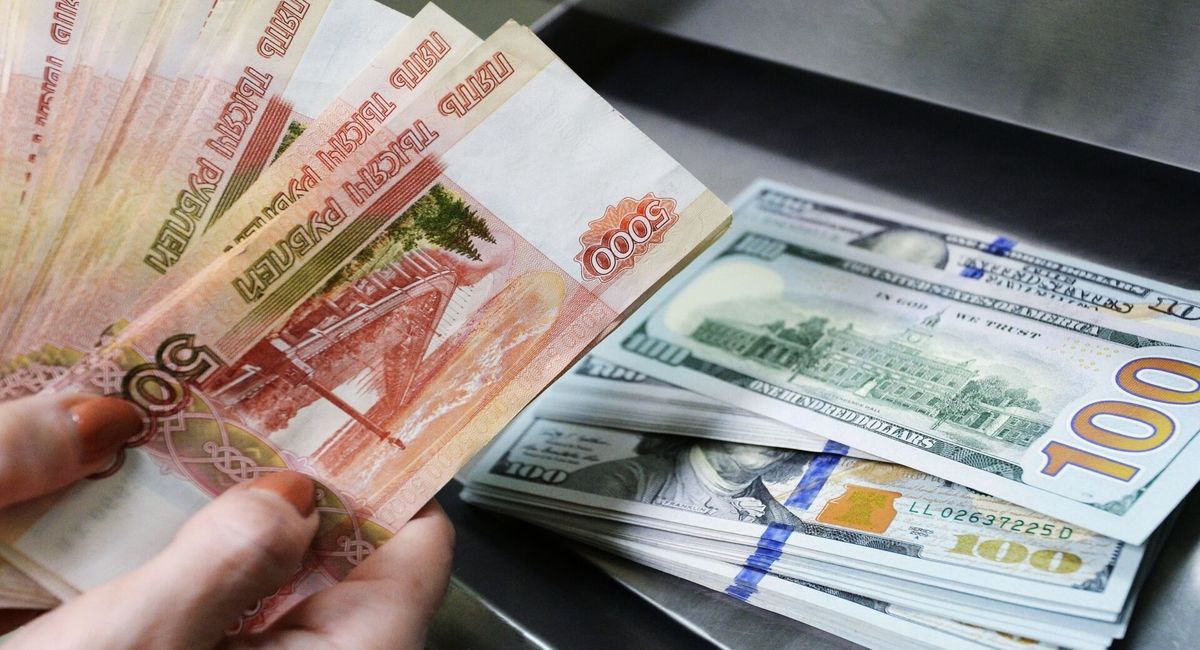 Почти 80 денежных переводов в Узбекистан поступает из России Во втором квартале 2025 года в Узбекистан поступило из за рубежа 4 8 млрд денежных переводов сообщил Центробанк Это на 0 8 млрд или на 21 4 больше чем за аналогичный период 2024 года Точные суммы по каждой стране в докладе не приводятся Отмечается рост денежных поступлений из стран Балтии на 65 6 США на 10 3 России на 23 7 Европы на 26 9 стран Азии на 19 При этом в первом полугодии 2025 года в Узбекистан поступили денежные переводы на сумму 8 2 млрд Это на 1 7 млрд или на 27 больше чем за аналогичный период 2024 года Из них на Россию приходится 6 4 млрд или 78 от общего объёма переводов Остальные 1 8 млрд поступили из Казахстана США Южной Кореи Турции Великобритании Кыргызстана и Литвы Читайте также Денежные переводы в Казахстан сократились до минимума за последние 10 лет Logistan info Логистика Экономика