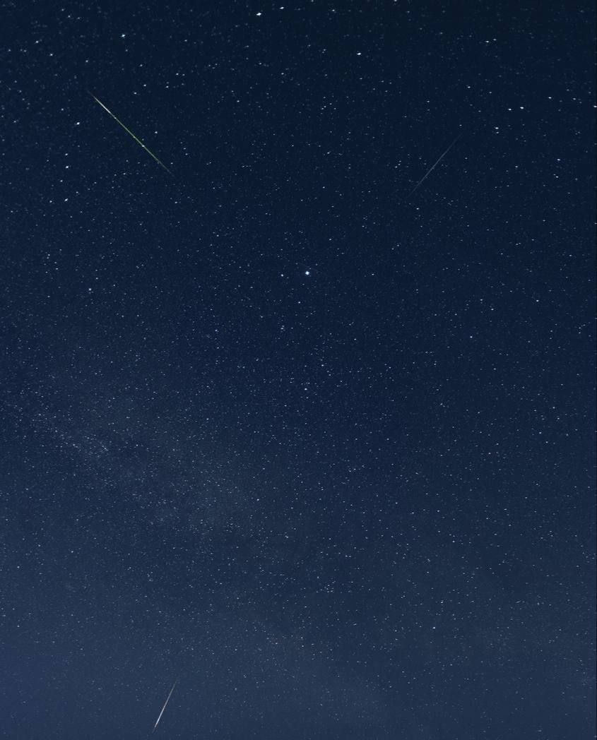 Двойной meteor shower можно будет увидеть naked eye уже через 2 часа — в небе сойдутся два редких streams: Южные дельта‑Аквариды и альфа‑Каприкорниды. Astronomers прогнозируют до 30 «shooting stars» в час. Свет Moon не помешает — сейчас она в стадии waxing crescent. Выбираем удобное spot и готовимся пополнять gallery.  Перевод: meteor shower [ˈmiːtiər ˈʃaʊə] — метеорный поток, звездопад naked eye [ˌneɪkɪd ˈaɪ] — невооружённый глаз streams [striːmz] — потоки astronomers [əˈstrɒnəməz] — астрономы shooting stars [ˈʃuːtɪŋ stɑːz] — падающие звёзды Moon [muːn] — Луна waxing crescent [ˈwæksɪŋ ˈkrɛsnt] — растущий месяц spot [spɒt] — место gallery [ˈɡæləri] — галерея