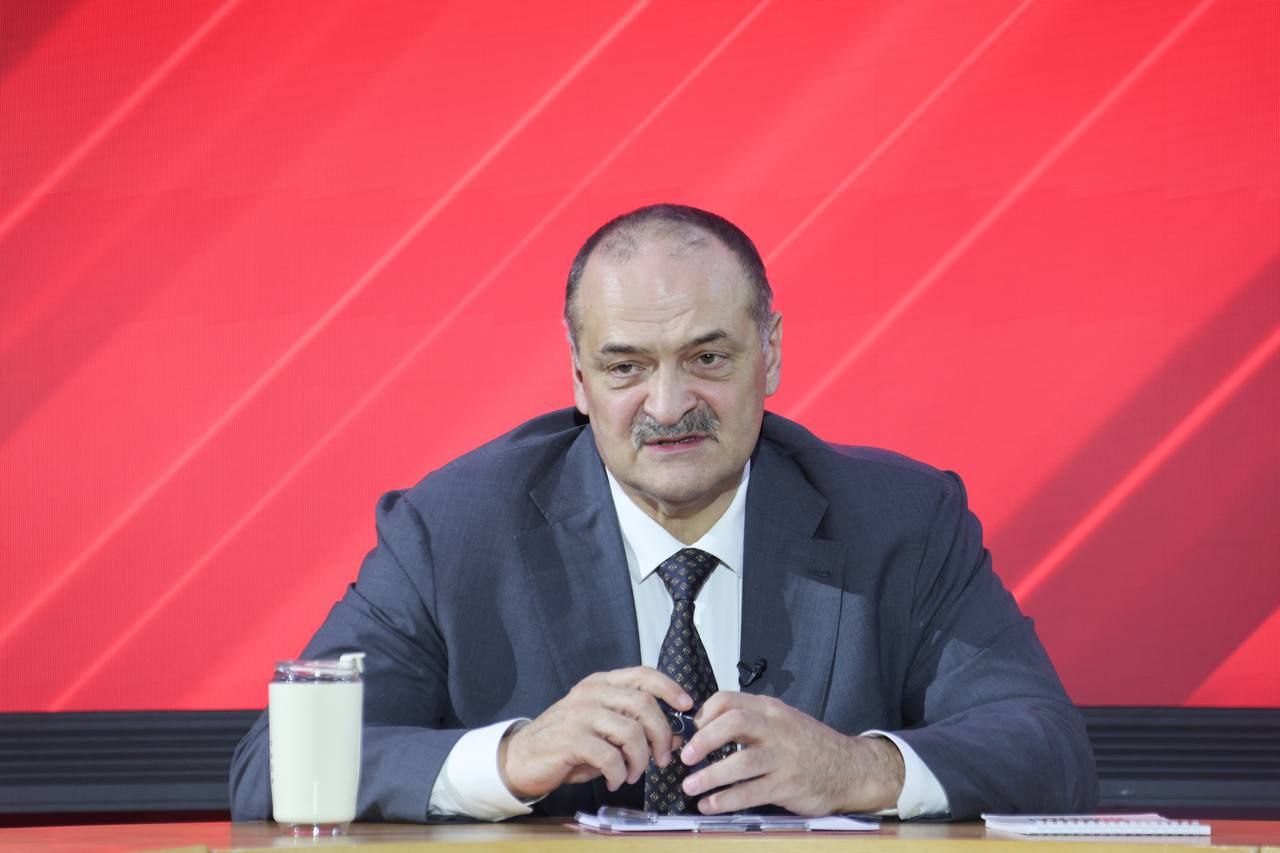 Сергей Меликов во время прямой линии ответил на вопросы о состоянии дорог Жительница Махачкалы обратила внимание на участок у железнодорожного переезда в районе поворота к Тюбе Здесь с обеих сторон четыре полосы сужаются до двух и образуются пробки Сергей Меликов сообщил что вся дорога от Герзель Аула до Яраг Казмаляра в том числе и этот участок будет переведена в четыре полосы В районе пляжа Березка в Махачкале идет глобальное строительство дороги к порту Махачкалинец поинтересовался будет ли она ведомственной и смогут ли ею пользоваться все жители Сергей Меликов заявил что дорога будет открыта для всех она разгрузит другие улицы никаких ограничений вводить не планируется