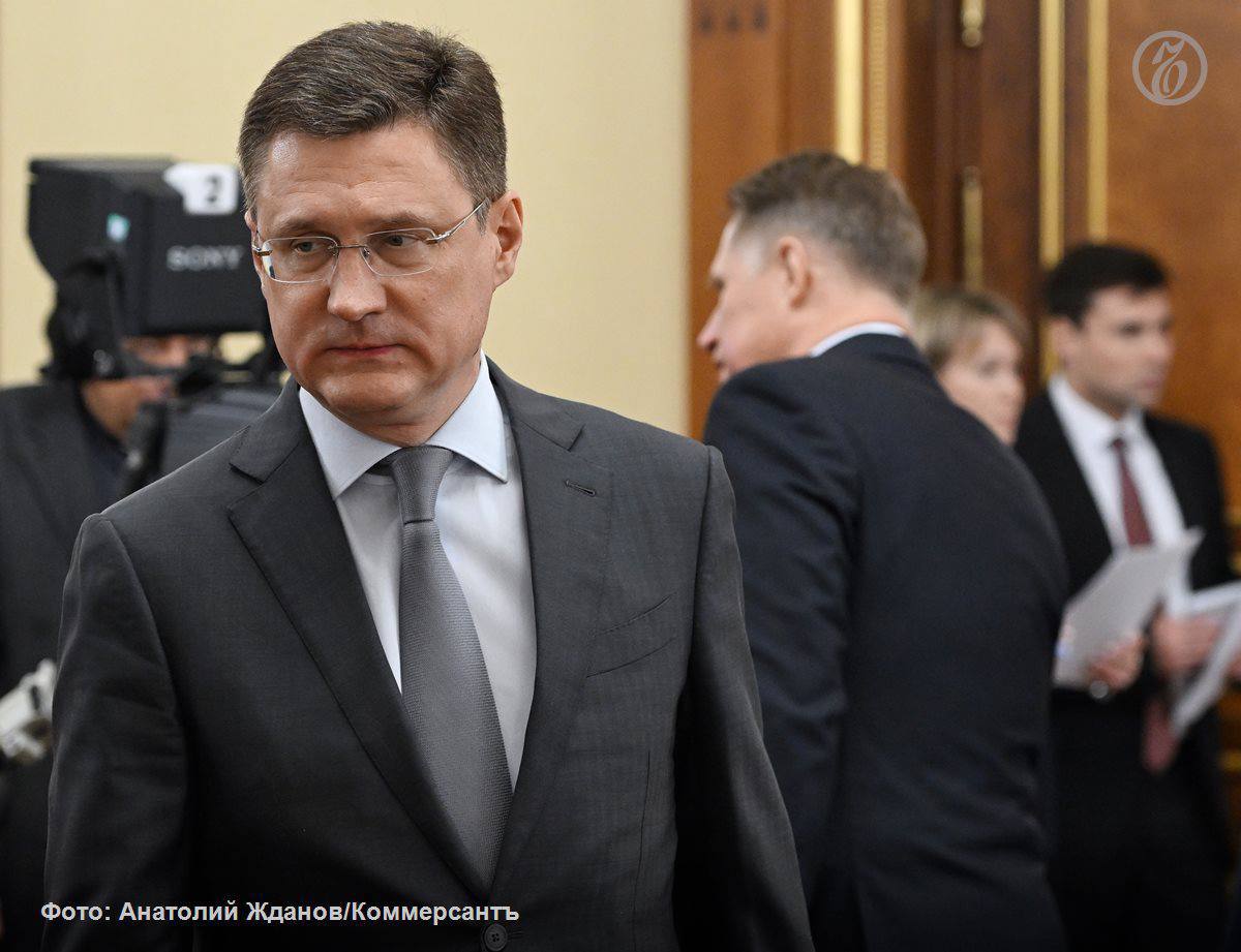 Добыча нефти в России по итогам 2025 года останется на уровне 2024 го и составит 516 млн т сообщил вице премьер Александр Новак По его оценкам в 2026 году показатель может вырасти на 2 Становится все более сложно добывать нефть мы выходим на трудноизвлекаемые запасы в большей степени на арктический шельф Это требует дополнительных затрат сказал вице премьер в интервью телеканалу Россия 24 В этих условиях власти России планируют привлекать больше инвестиций в отрасль добавил он Подписывайтесь на Ъ Оставляйте бусты