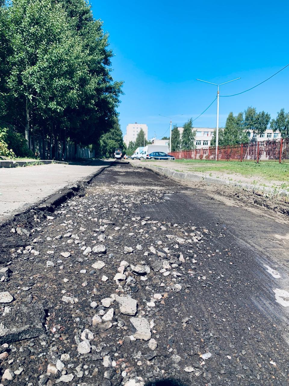 В привокзальном районе расширяется благоустройство Дорожники приступили к ремонту проезда между школой № 20 и детским садом «Радуга». В предыдущие годы по президентскому нацпроекту «Жилье и городская среда» были обновлены соседние территории: аллея у 20-й школы и большой двор. На этом фоне удручающее состояние проезда между ними еще больше бросалось в глаза. А тем временем, именно сюда подъезжают машины с продуктами для садика, родители привозят детей и в сад, и в школу. В прошлом году в адрес администрации Ломоносовского округа поступало много жалоб на качество дорожного покрытия проезда от дома № 6, корп. 1 по ул. 23 Гвардейской дивизии до детского сада № 131 «Радуга». На комиссии совета резервного фонда округа было принято решение о выделении средств на ремонт. Сегодня работы стартовали – идет фрезерование, - сообщил глава Ломоносовского округа Алексей Ганущенко.
