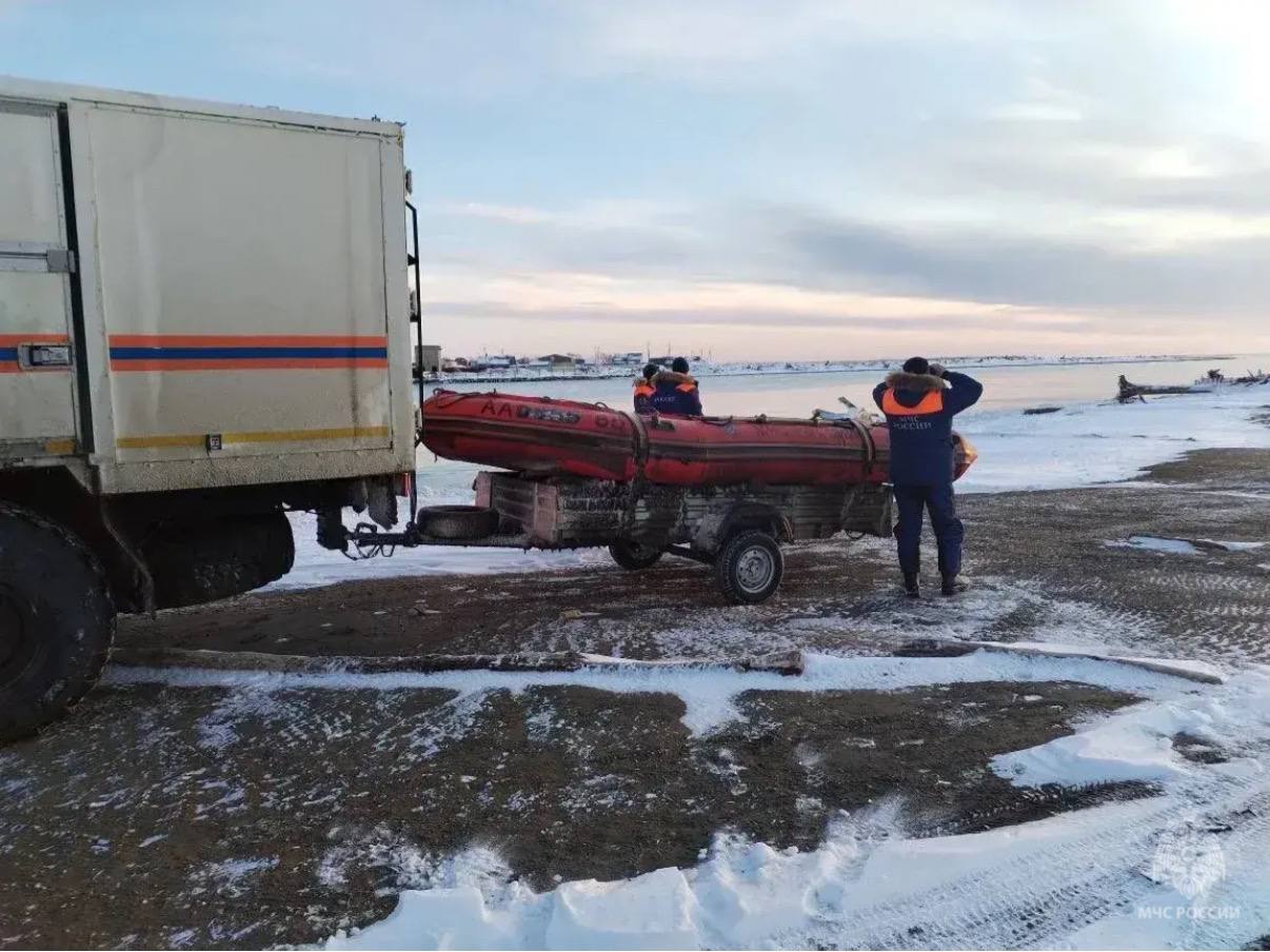 СК начал доследственную проверку из за исчезновения двух рыбаков в заливе Терпения Напомним 27 ноября двое мужчин на надувной лодке вышли из устья реки Поронай в залив Терпения и не вернулись Поиски рыбаков продолжаются В операции задействованы силы МЧС два проходящих судна а также спасательное судно Отто Шмидт Сахалинский следственный отдел на транспорте Восточного МСУТ СК России проводит доследственную проверку по ст 263 УК РФ нарушение правил безопасности движения и эксплуатации внутреннего водного транспорта Обстоятельства и причины случившегося устанавливаются   Подписаться на нас Telegram I MAX Прислать нам новость Sakhonlinebot