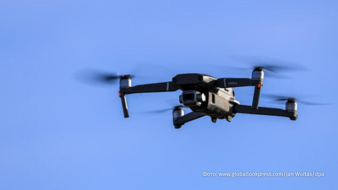 Залетные дроны мексиканского картеля парализовали работу международного аэропорта Эль Пасо в Техасе на несколько часов пишет NewsNation По данным источников в Белом доме беспилотники нарушили воздушное пространство США после чего Федеральное управление гражданской авиации FAA экстренно приостановило все рейсы Изначально ограничения планировалось ввести почти на десять дней однако спустя несколько часов работу аэропорта удалось восстановить дроны были выведены из строя В FAA заявили что угрозы для коммерческой авиации нет а полеты возобновлены в штатном режиме Местные власти назвали ситуацию беспрецедентной и вызвавшей серьезную обеспокоенность в приграничном регионе IZ RU в Telegram в MAX