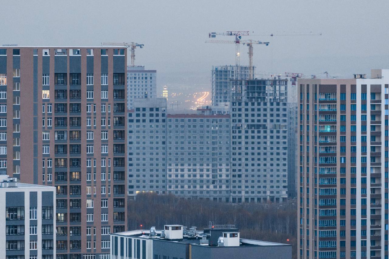 В топ городов России по строительству жилья вошел Екатеринбург В 2024 году в городе было построено почти 1,8 тысячи кв м жилья. Среди городов с населением свыше 500 тысяч человек Екат занял четвертое место, обогнав Казань, Новосибирск и Омск. На первом месте оказалась Москва, следом идет Краснодар, а потом Санкт-Петербург. Написать Чат Подписаться