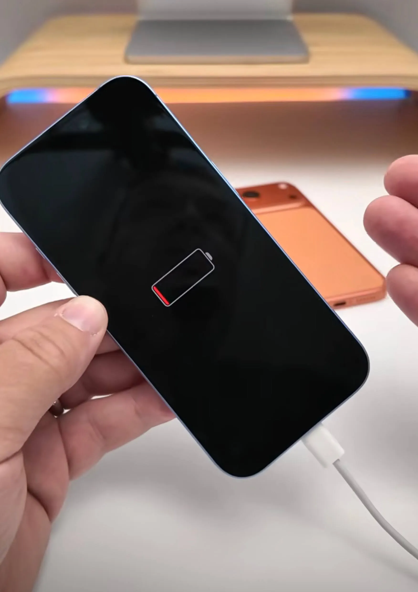iPhone 17 и iPhone Air не стоит разряжать до 0 они могут не включиться на проводной зарядке Ряд пользователей в интернете на неделе подняли тему о проблеме которая замечена на iPhone 17 и iPhone Air когда они разряжались до 0 Устройство просто никак не могло включиться находясь на зарядке по кабелю USB C оставаясь на иконке полного разряда Принудительное включение также не помогает Примечательно что пока что нет никакой закономерности в версии ПО проблема встречалась на разных версиях iOS 26 версии устройства для какого то региона или других вариаций iPhone 17 и Air И нет некоторые российские приложения тут тоже не причём Но решение есть как рассказал один из пользователей в Apple Store ему посоветовали просто купить новый поставить iPhone на беспроводную зарядку MagSafe что он смог сделать прямо в магазине примерно на 10 15 минут и устройство снова включилось а далее спокойно заряжалось по кабелю Если вы пользуетесь беспроводной зарядкой проблемы не будет Компании судя по всему уже известно о проблеме Возможно баг исправят в одном из следующих обновлений iOS 26 но пока проблема может встречаться на любом из iPhone 17 и Air