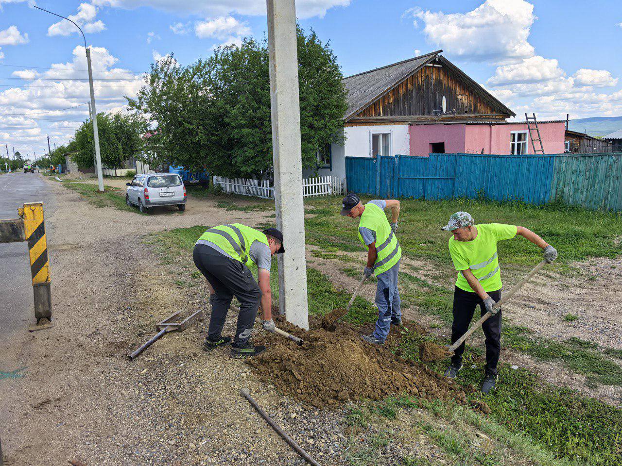 В селах Красный Чикой и Малоархангельское устанавливают наружное освещение, чтобы земляки могли безопасно передвигаться по улицам пешком и на автомобиле. Работы идут поэтапно. Уже смонтировано более 330 опор освещения, проложено 20 км СИП-кабеля. В августе планируется провести покраску опор, а в сентябре начать монтаж светильников. Все работы подрядчик должен завершить до конца года.