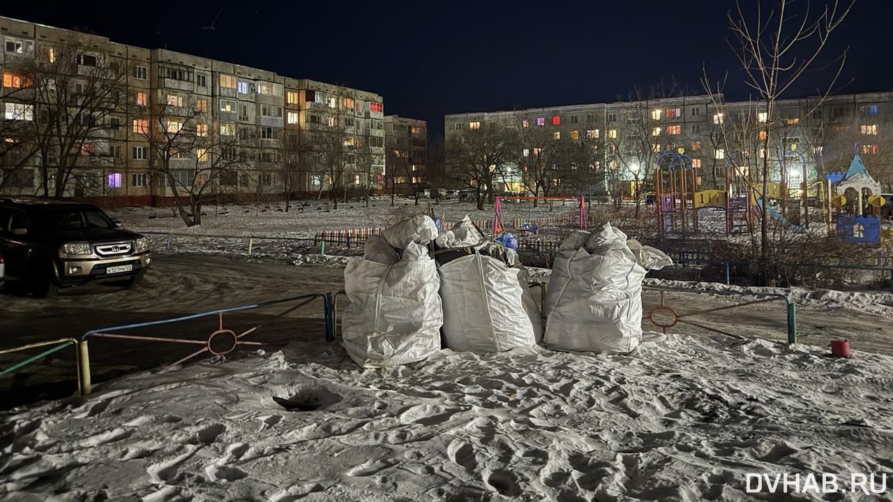 Огромные мешки с мусором не дают покоя жителям Березовки три месяца По словам местных жителей в квартале Энергетик 2 уже почти три месяца несколько огромных мешков с отходами заполонили территорию площадки возле дома За последнее время ситуация усугубилась рядом начали скапливаться пакеты с обычным бытовым мусором Выяснилось что пока региональный оператор не может вывезти мешки с отходами из за некорректного расположения Прочитать статью полностью Подписаться на DVHAB   Написать в DVHAB