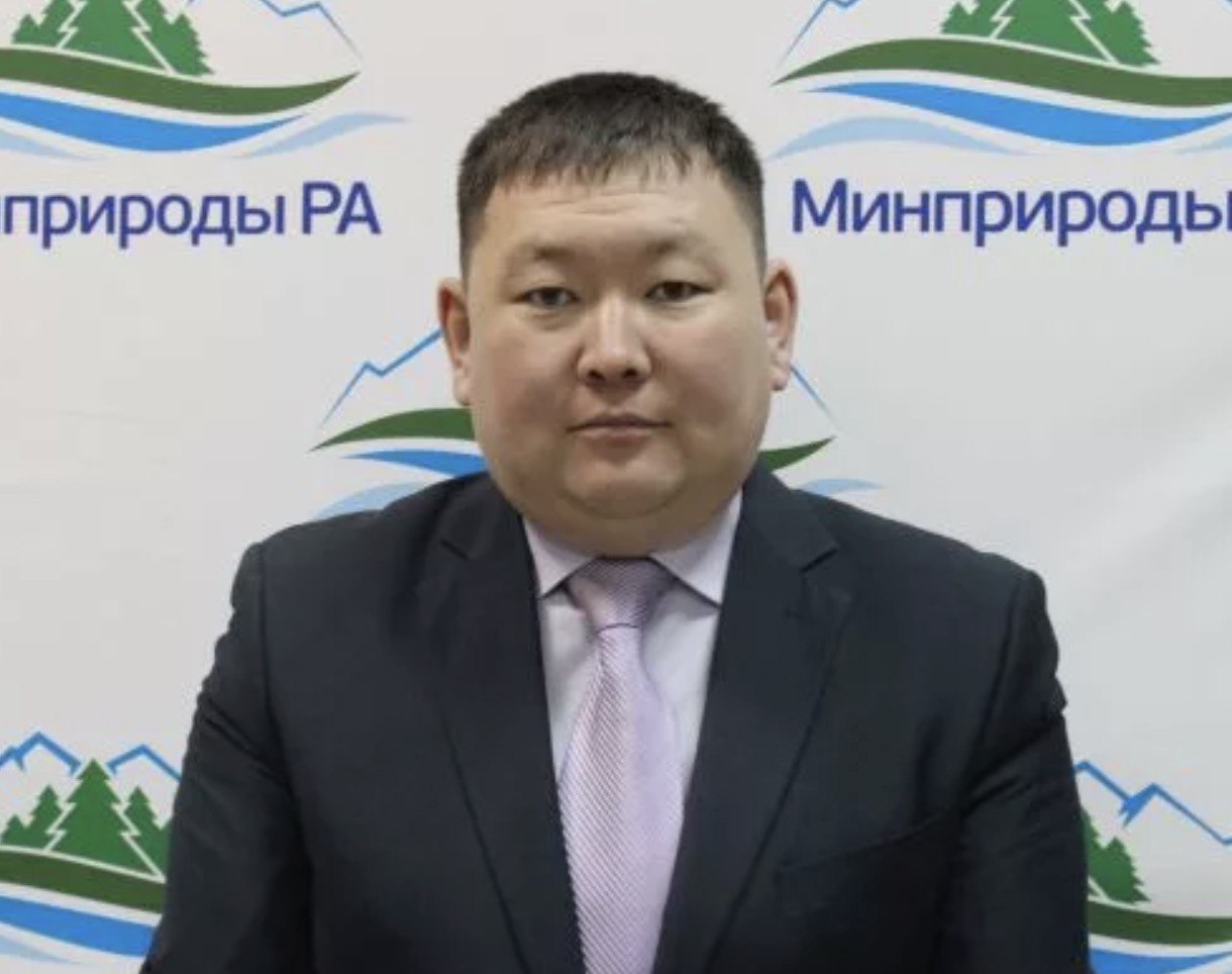 Сегодня суд вынес приговор бывшему начальнику отдела земельных ресурсов Министерства экономического развития Республики Алтай Аржану Ялбакову который признан виновным в получении взяток и превышении полномочий Также приговоры вынесены его подельникам бывшим сотрудникам полиции Суд счёл доказанными несколько фактов махинаций с земельными участками Ялбакова приговорили к 10 с половиной годам лишения свободы в колонии строгого режима и штрафу в размере 16 5 млн рублей Подельники получили чуть больше восьми лет лишения свободы и штрафы в размере 8 млн рублей Подробности сообщим завтра