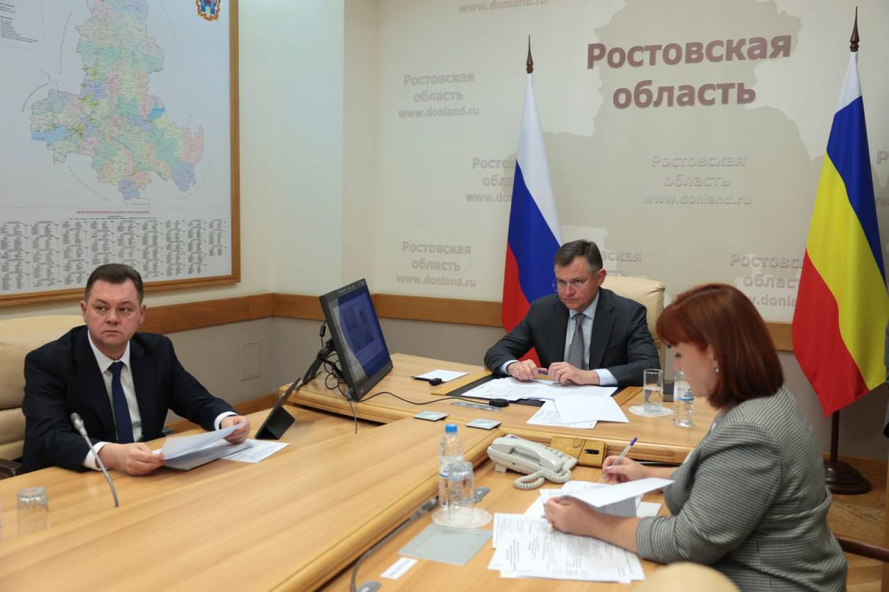 Новый водопровод проложат в хуторе Епифанове в Ростовской области На прошедшем приеме граждан губернатор Ростовской области Юрий Слюсарь уделил внимание актуальным вопросам волнующим жителей региона На встрече были рассмотрены коллективные обращения касающиеся водоснабжения развития агробизнеса дорожной инфраструктуры и жилищных вопросов Об этом сообщает пресс служба губернатора донского региона Одной из острых тем стало отсутствие централизованного водоснабжения в хуторе Епифанове под Новочеркасском Местные жители уже четверть века вынуждены пользоваться услугами автоцистерн Глава региона принял решение о выделении средств из федеральной программы Модернизация коммунальной инфраструктуры на строительство водопровода На строительство водопровода предусмотрят почти 57 млн рублей Подрядчика муниципалитет должен определить до конца этого года а сами работы планируется завершить к концу 2026 го Ход их выполнения глава региона поручил контролировать министерству ЖКХ области говорится в сообщении Южная служба новостей