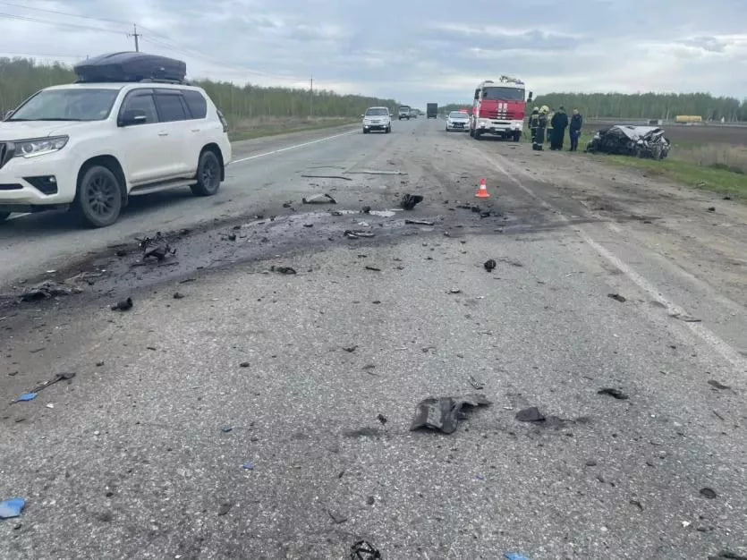 В Сосновском районе водитель легковушки погиб в столкновении с грузовиком В Сосновском районе Челябинской области водитель автомобиля «Хендай Акцент» врезался в грузовик «Вольво». Травмы, которые он получил в ДТП, оказались смертельными. Как сообщили в пресс-службе Госавтоинспекции Челябинской области, дорожно-транспортное происшествие случилось сегодня, шестого мая. На 14 километре автодороги «Челябинск - Харлуши» 34-летний водитель автомобиля «Хендай» при неустановленных обстоятельствах, выехал на полосу встречного движения выезд разрешен , где совершил столкновение с грузовым автомобилем «Вольво», которым управлял 50-летний мужчина. Столкновение оказалось смертельным для водителя автомобиля «Хендай». На месте продолжают работать сотрудники Госавтоинспекции и следственно-оперативная группа полиции. URALPRESS.RU