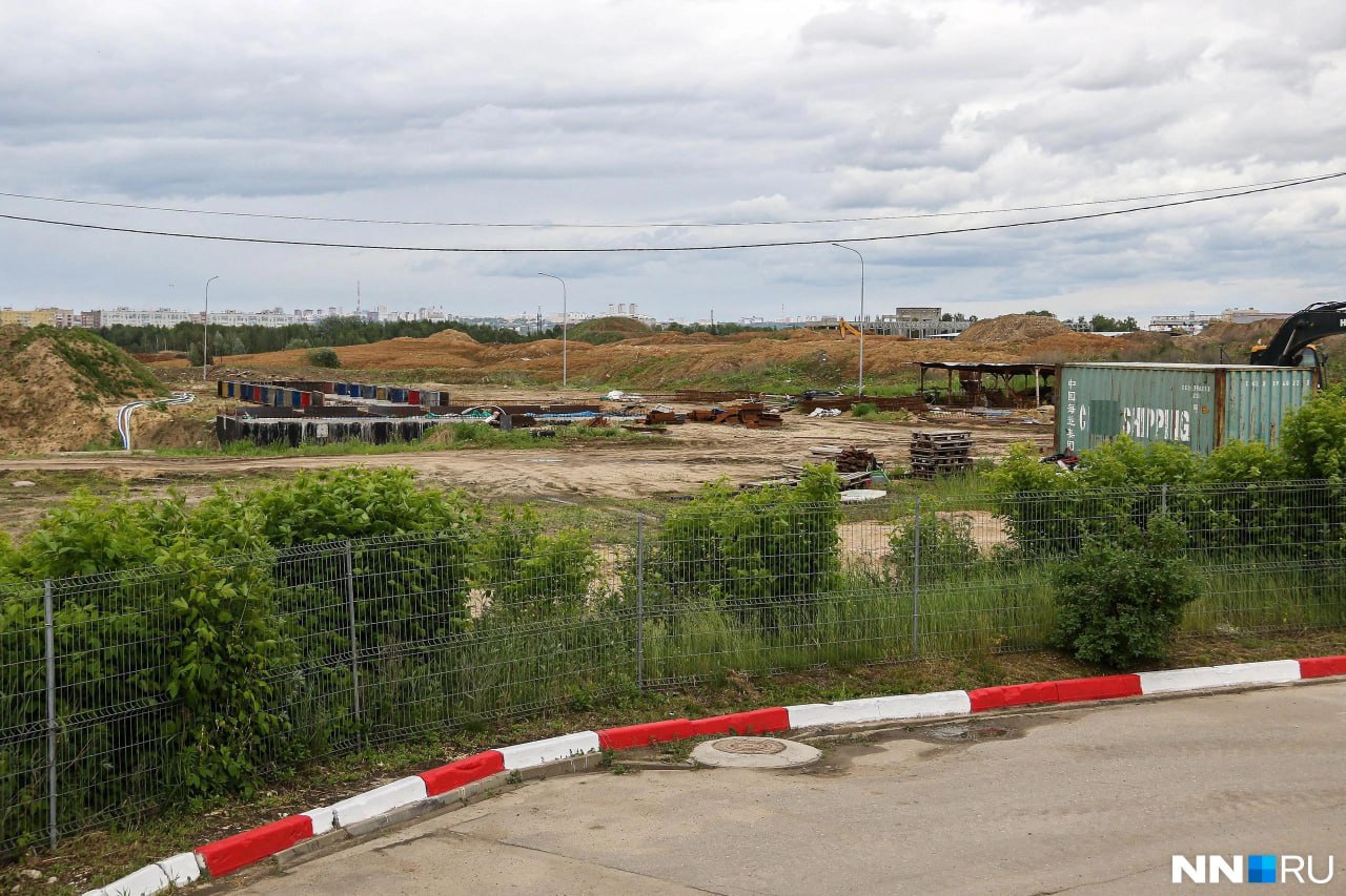 Продление метро в Сормове будут вести в восемь этапов рассказал генподрядчик Моспроект 3 Три этапа направлены на подготовку территории к строительству перенос инженерных сетей снос сооружений попадающих в зону возведения станции Еще три этапа включают строительство двух камер для старта и приемки щитов проходку тоннеля возведение конструкций станций и притоннельных сооружений Затем настанет черед благоустройства возле станции на улице Станционной также планируется строительство ТПУ Сейчас завершены изыскательские работы для стартовых котлованов Продолжается разработка проектов на подготовку территории и сооружение монтажной и демонтажной камер Также идет подготовка документации и согласование технических решений по основному этапу строительства линии После получения положительного заключения Главгосэкпертизы России по техническим решениям и сметной стоимости проекта а также выдачи разрешения на строительство планируется приступить к основным работам по проходке тоннелей и возведению объектов метрополитена заключили в Моспроект 3 Читать новости без интернета