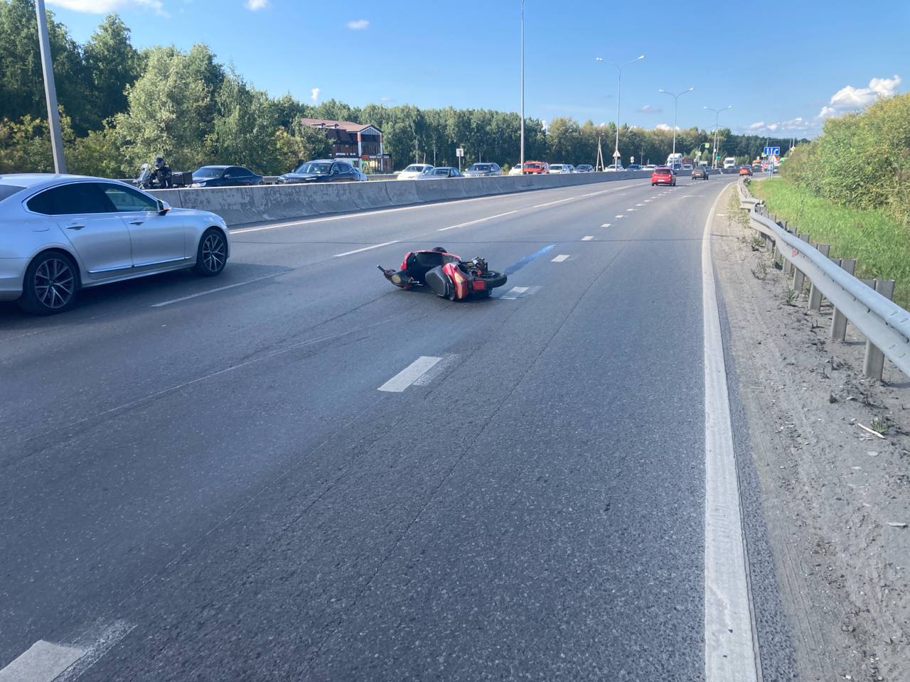 Смертельная авария произошла на окружной дороге Тюмени Скутерист въехал в бетонное ограждение на 7 км автодороги Обход г Тюмени Предварительно скутер пробороздил несколько блоков после этого водитель ударился головой об опору освещения Мужчина был без защитного шлема Водитель скутера погиб Его личность устанавливается на вид мужчине около 30 лет сообщили в Госавтоинспекции Подпишись на Тюменское время