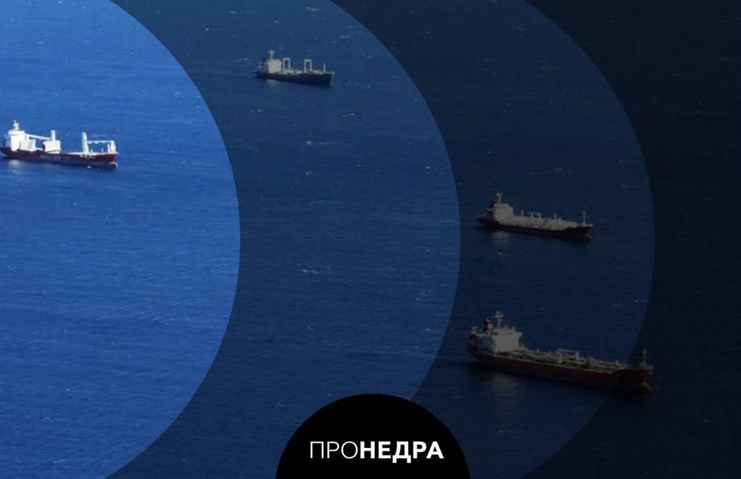 Экспорт иранской нефти в Китай сократился на фоне санкций и ремонта НПЗ  Экспорт иранской нефти в Китай в мае снизился до 1,1 млн баррелей в сутки - на 20% меньше, чем в апреле. Как отмечают ряд аналитиков, опрошенных Bloomberg, падение объемов связано с ужесточением санкций США и сезонным ремонтом китайских НПЗ, который продлится до июля. При этом, несмотря на спад, КНР остается крупнейшим покупателем иранской нефти, обеспечивая спрос за счет независимых НПЗ.   Кроме этого, на анализ экспорта влияет и противодействие иранских продавцов американским санкциям: отслеживать поставки становится все сложнее: танкеры отключают системы слежения, скрывая происхождение грузов.    Пронедра/Подписывайся