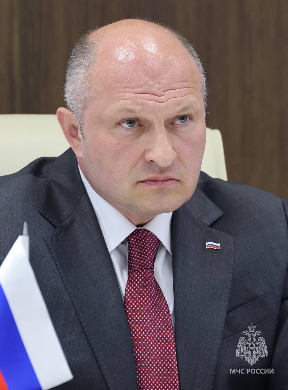  Потенциал МЧС России востребован в работе УКГВ ООН и ее партнеров Глава МЧС России Александр Куренков и заместитель Генерального секретаря ООН по гуманитарным вопросам - глава Управления ООН по координации гуманитарных вопросов Томас Флетчер обсудили тенденции международного гуманитарного сообщества на современном этапе. Такое сотрудничество приобретает особую важность при возрастающем количестве природных и техногенных катаклизмов. «Мы настроены на продолжение плодотворного сотрудничества с УКГВ ООН, регулярно подключаясь к международным усилиям по оказанию чрезвычайной помощи в районах, пострадавших от стихийных бедствий, вооруженных конфликтов и иных кризисов. Сотрудничество между МЧС России и УКГВ ООН имеет давнюю историю, большой потенциал и отвечает взаимным интересам», - подчеркнул Александр Куренков. Недавно международное сообщество помогало справиться с последствиями разрушительного землетрясения в Мьянме. Томас Флетчер отметил, что лично убедился в высоком профессионализме российской группировки. Наша страна одна из первых направила на место разрушений специалистов, полевой госпиталь и гумпомощь. Спасательные отряды, аттестованные по методологии ИНСАРАГ, разговаривали в Мьянме на одном профессиональном языке, что способствовало слаженной и скоординированной работе. МЧС России является одним из наиболее профессиональных и опытных участников международного гуманитарного сообщества. За почти 35-летнюю историю ведомством проведено более 590 гумопераций в 140 странах мира. МЧС России продолжает оказывать помощь. Россия в целом и ведомство в частности на постоянной основе поддерживает УКГВ ООН и созданные при нем механизмы по координации чрезвычайного гуманитарного реагирования. «Говоря о перспективах сотрудничества, хотел бы обратить внимание на подготовку к осуществлению нашей страной председательства в региональной группе Африка-Европа-Ближний Восток ИНСАРАГ в 2026 году. Рассчитываем на Вашу поддержку в этом вопросе, в том числе в части проведения в России региональных учений по координации реагирования на последствия землетрясения. Кроме того, мы готовы активно принимать участие в мероприятиях ИНСАРАГ в Азиатско-Тихоокеанском регионе», - поделился планами Александр Куренков. Также российские специалисты готовы к сотрудничеству в составах международных экспертных групп по линии ЮНДАК.