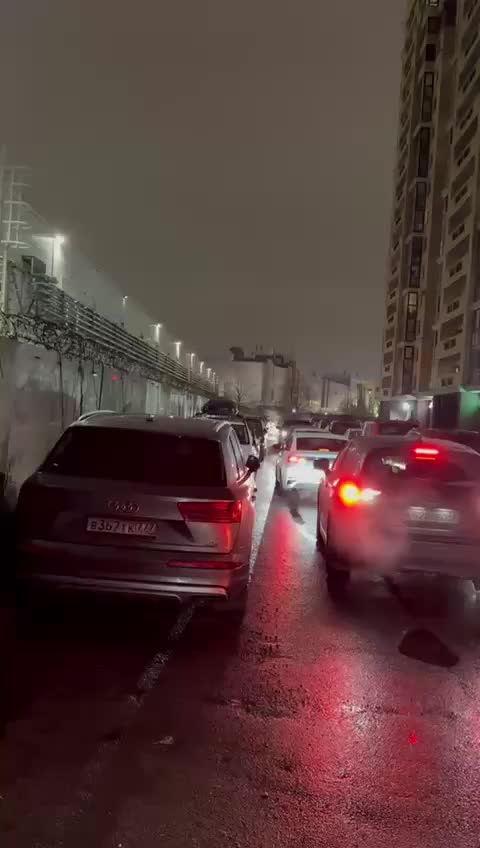 Жители Челнов обеспокоены строительством парковки, затрудняющим доступ к дому