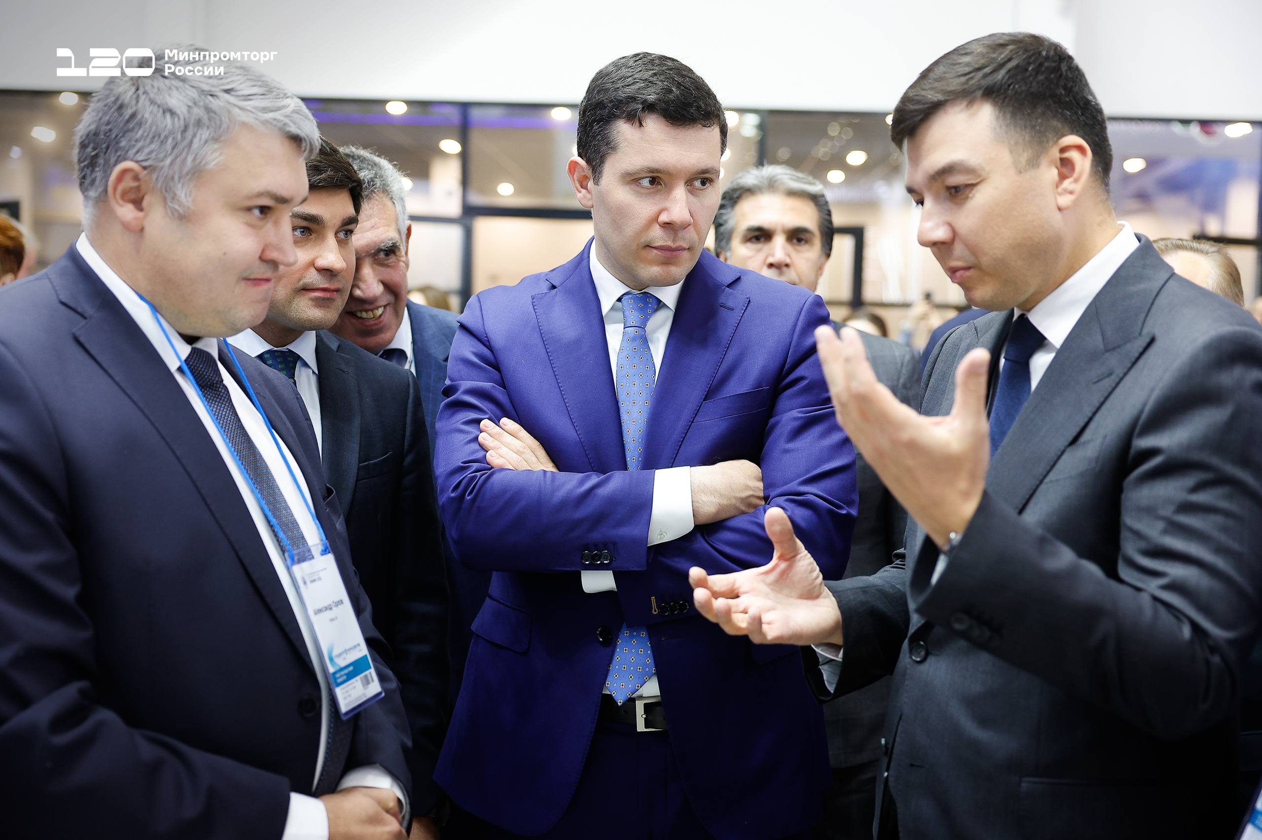 Антон Алиханов на форуме Химия 2025 Глава Минпромторга России принял участие в пленарной сессии форума и рассказал о достижениях и задачах в отрасли химпрома Главное   За 10 лет объём выпуска химической продукции в стоимостном выражении увеличился троекратно а экспорт в 2 5 раза   С начала года было запущено 20 проектов в химпроме Общий объем инвестиций порядка 60 миллиардов рублей   Производство 56 новых химических материалов для радиоэлектронной промышленности освоено в 2025 году   Главное достижение в химической отрасли невысокая доля импорта около 34   За ближайшие 5 лет необходимо создать более 130 новых химических производств Особый акцент на мало и среднетоннажной химии   По сравнению с 2020 годом объемы выпуска в этом сегменте увеличились более чем на 80 и составили по итогам прошлого года до 420 млрд рублей   С 2020 года численность работников отрасли увеличилась более чем на 100 тысяч человек Также Антон Алиханов совершил обход экспозиции выставки химической промышленности и науки Химия 2025 Подробнее на сайте Антон Алиханов