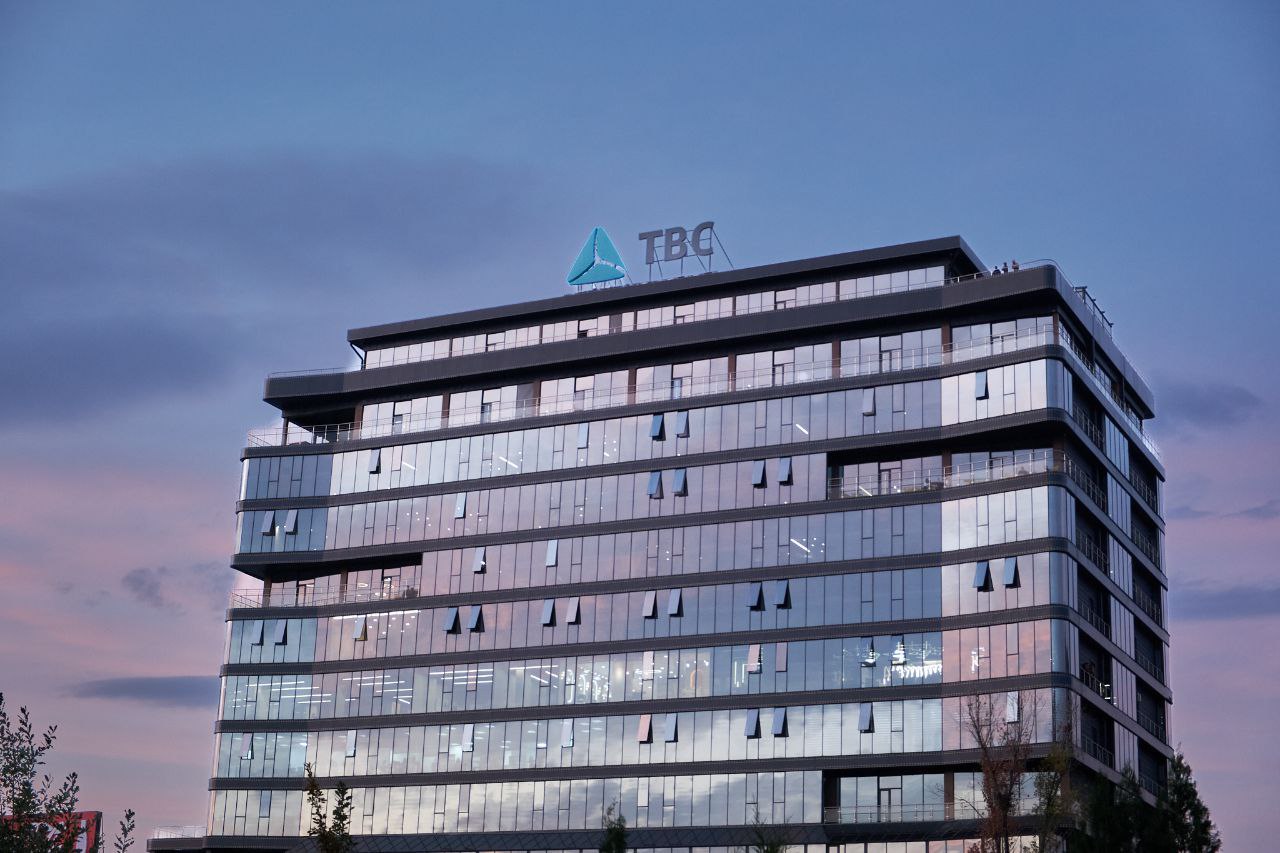 TBC Bank Group приобретает контрольный пакет акций OLX Uzbekistan усиливая лидерство цифровой банковской экосистемы TBC в Узбекистане TBC Bank Group TBC PLC оператор ведущих экосистем финансовых услуг в Грузии и крупнейшей экосистемы цифрового банкинга в Узбекистане с листингом на Лондонской фондовой бирже объявляет о приобретении контрольного пакета акций OLX Uzbekistan OLX UZ лидера рынка онлайн объявлений в Узбекистане Продавцом выступила OLX Group которая входит в Prosus Сделка с Prosus одним из крупнейших мировых игроков инвестирующих в сектор технологий откроет TBC Uzbekistan доступ к новым клиентским сегментам через OLX UZ 6 й по посещаемости сайт в Узбекистане OLX Uzbekistan насчитывает 5 4 млн активных пользователей в месяц и 2 2 млн актуальных объявлений Эта ведущая площадка для торговли услугами товарами автомобилями и недвижимостью охватывает более 20 активной интернет аудитории страны Сделка стала знаковым событием для быстрорастущего технологического сектора Узбекистана и вошла в число крупнейших слияний и поглощений за последние 30 лет Чтобы приобрести OLX UZ TBC Bank Group создала совместное предприятие СП с Titan Investments международной инвестиционной холдинговой компанией работающей с ведущими мировыми институциональными инвесторами компаниями по управлению семейным капиталом и суверенными фондами Ближнего Востока СП приобретет 100 акций OLX Uzbekistan при этом TBC Bank Group будет владеть 50 1 акцией а Titan Investments оставшейся долей Сделка должна завершиться после получения необходимых разрешений регулирующих органов TBC Bank Group планирует интегрировать прибыльно растущий OLX Uzbekistan в экосистему TBC Uzbekistan OLX Узбекистан продолжит свою деятельность под своим брендом Совместное предприятие TBC PLC и Titan Investments объединяет уникальную экспертизу партнеров и их успешный опыт в развитии цифрового банкинга и сервисов онлайн объявлений Команда Titan Investments обладает уникальным опытом инвестиций в развитие и масштабирование быстрорастущих цифровых компаний включая платформы онлайн объявлений Создание СП обеспечит TBC Bank Group доступ к компетенциям Titan и позволит TBC Uzbekistan сосредоточиться на интеграции цифровых банковских продуктов в OLX Uzbekistan и совместной разработке новых решений Сделка соответствует стратегии прибыльного роста TBC Group и создаст дополнительные возможности синергии для TBC Uzbekistan ведущей экосистемы цифрового банкинга в Центральной Азии с 21 млн уникальных зарегистрированных пользователей Ранее в июне TBC Bank Group объявила о покупке контрольного пакета акций BILLZ SaaS платформы для автоматизации розничной торговли что дополнительно расширяет и диверсифицирует продуктовую линейку TBC в Узбекистане ТГ канал uzbekvc