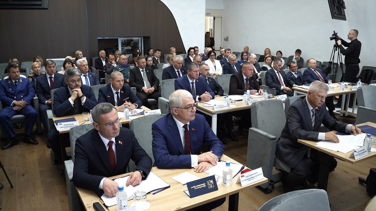 В Магадане прошло первое заседание областной Думы восьмого созыва В работе нового законодательного корпуса приняли участие губернатор Сергей Носов и депутаты недавно избранные по итогам сентябрьских выборов На заседании выбрали председателя парламента Анатолия Широкова и его заместителей наделили полномочиями сенатора РФ Сергея Иванова и сформировали постоянные комитеты и комиссии для работы над ключевыми направлениями развития региона В состав нового законодательного корпуса вошли 21 человек десять депутатов по одномандатным округам и одиннадцать по единому региональному списку Губернатор отметил что сочетание опытных парламентариев и новоизбранных представителей создаёт уникальный баланс практики и свежих идей Мы должны не просто продолжать а ускорять темпы завершать начатые проекты реализовывать мастер план в полном объёме подчеркнул Носов Ближайшая пятилетка станет проверкой того сможет ли новый состав Думы эффективно реагировать на современные вызовы реализовывать региональные программы и укреплять взаимодействие законодательной и исполнительной власти Магадан