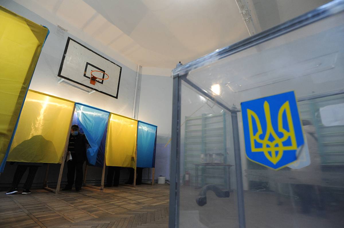 Выборы на Украине в 2026 году проводиться не будут Об этом заявил заместитель председателя Центральной избирательной комиссии республики Сергей Дубовик передает ТАСС На сегодняшний день в соответствии с законодательством условий для проведения выборов нет заявил Дубовик По его словам в проекте бюджета на 2026 год не предусмотрено средств для проведения избирательных кампаний Помимо этого Дубовик сослался на военное положение в стране запрещающее проводить выборы Ранее нардеп Верховной Рады после закрытой встречи с президентом Украины Владимиром Зеленским заявил что проведение выборов в стране невозможно