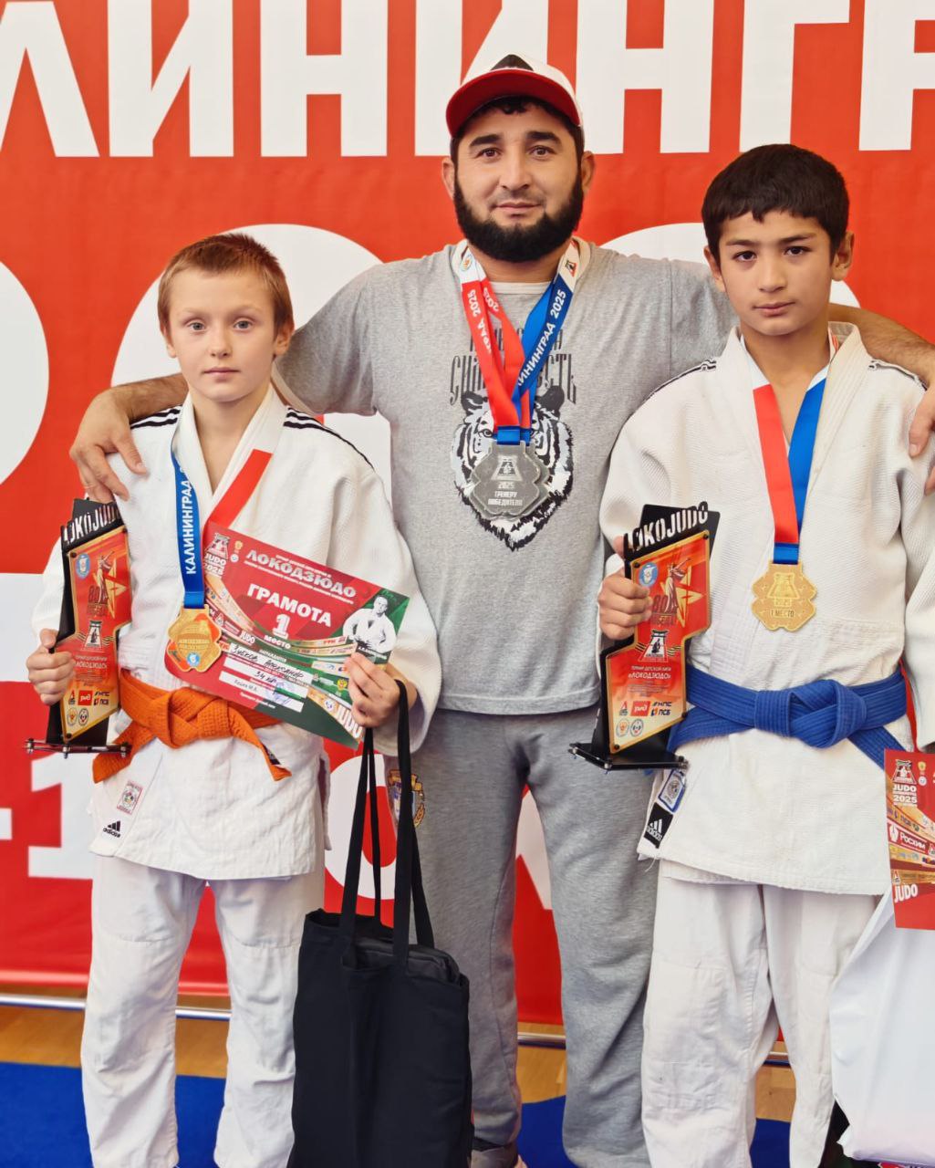 Два дзюдоиста спортшколы Виктория стали чемпионами международного турнира Детской лиги ЛОКОДЗЮДО в Калининграде В соревнованиях участвовали более 500 дзюдоистов из более 20 регионов нашей страны В этом году благодаря участию спортсменов из республики Беларусь и Германии турнир приобрёл статус международного Продолжают расширять географию побед дзюдоисты спортшколы Виктория Двое воспитанников тренера Бахтовара Каримова продемонстрировали в Калининграде невероятный результат две золотые медали престижных международных соревнований Так Зиератшо Каримов стал победителем в весовой категории 42 кг а Александр Зубков в весовой категории 34 кг Фото спортшкола Виктория tamannews