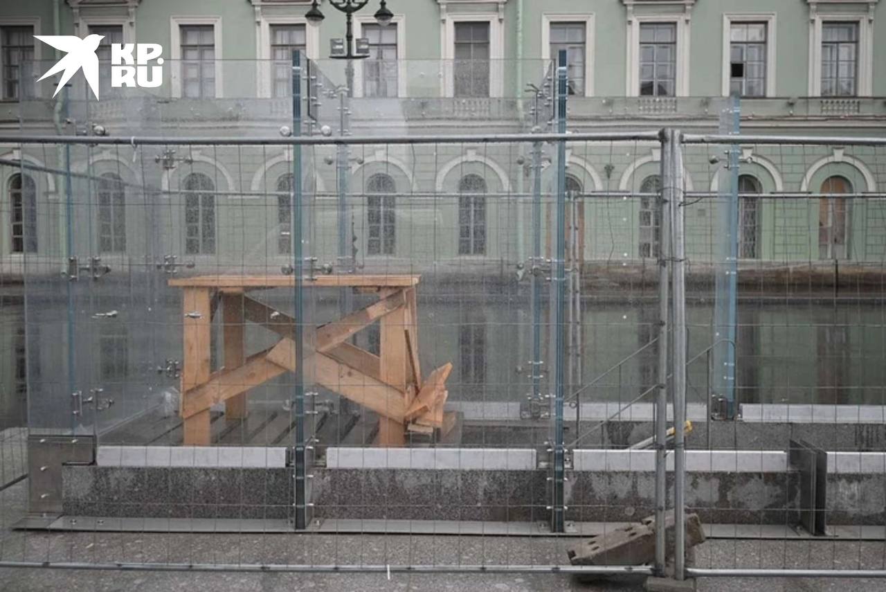 Монтаж павильона эвакуационного выхода с «Театральной» завершают  Сегодня стало известно, что на бывшей строительной площадке шахты № 574 подходит к завершению монтаж стеклянного павильона эвакуационного выхода со станции метро.  Специалисты установили основание из гранитных блоков, на которые смонтировали металлические закладные детали. К ним прикрепили направляющие для стекла. Установили стеклянные дверь и крышу,  — сообщил Telegram-канал «Подземник».   : Алексей Булатов   : СПб — отдай свой буст нам