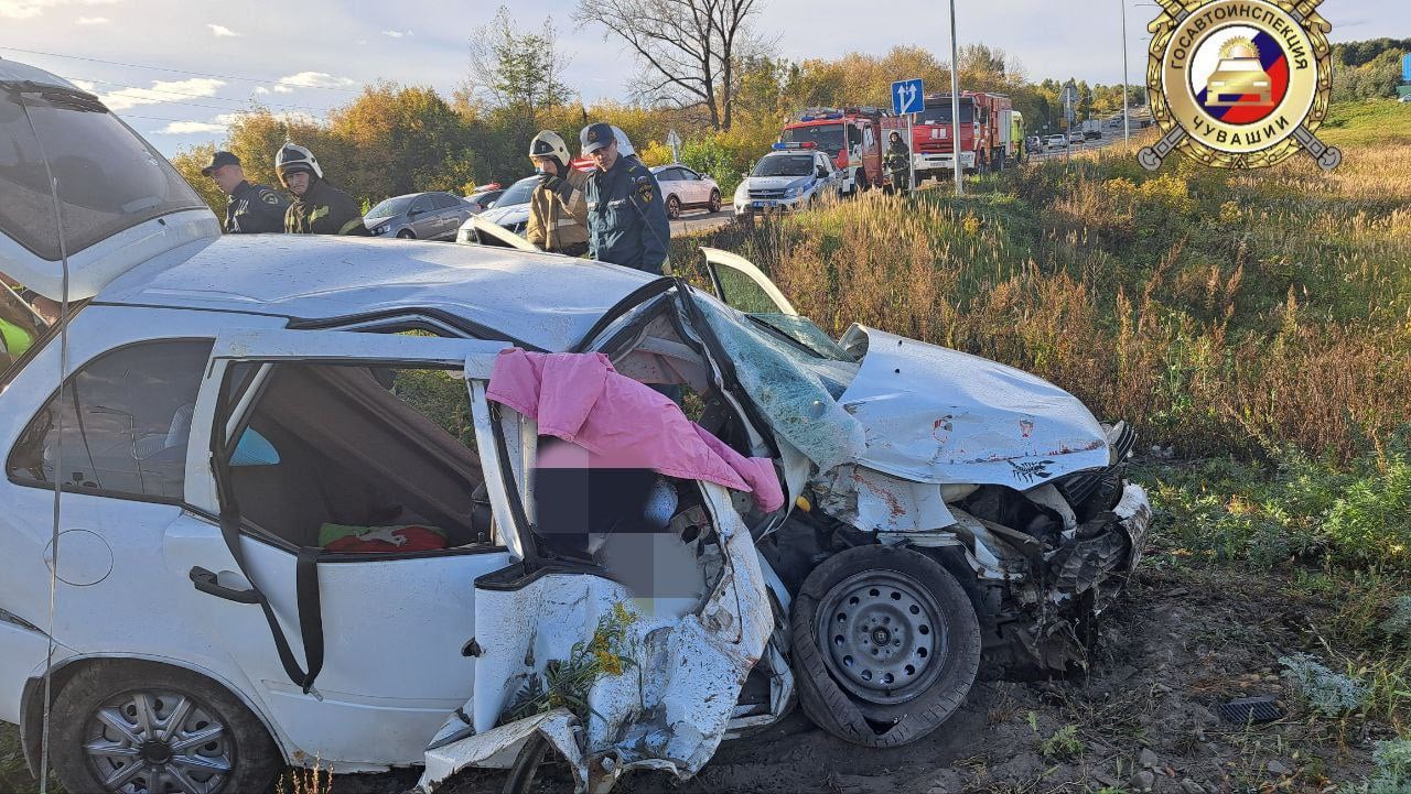 В Новочебоксарске автомобиль столкнулся с поездом  Сегодня около 15:10 в Новочебоксарске на железнодорожном переезде по Шоршельскому проезду произошла смертельная авария, в результате которой погибла женщина.  Согласно предварительным данным Госавтоинспекции Чувашии, за рулём автомобиля "Лада-Калина" находилась женщина, которая выехала на переезд на запрещающий сигнал светофора. Это роковое решение привело к столкновению с поездом.  В результате аварии женщина-пассажир, находившаяся на переднем сиденье, скончалась на месте происшествия. Водитель и 9-летняя девочка, сидевшая на заднем сиденье, получили травмы различной степени тяжести.  Обстоятельства произошедшего ДТП уточняются.