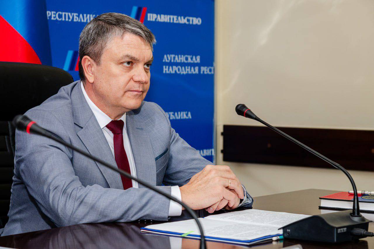 Главный финансовый документ республики на будущий год сформирован На очередном заседании Правительства рассмотрен и одобрен проект бюджета ЛНР на 2026 год и плановый период 2027 2028 годов Теперь документ будет направлен на рассмотрение в Народный Совет В проекте бюджета учтены все национальные цели обозначенные Президентом России Владимиром Владимировичем Путиным Приоритетом при его формировании стали национальные проекты инфраструктурное развитие и конечно же выполнение всех социальных обязательств Уверен что после рассмотрения депутатами бюджет республики будет принят максимально быстро От этого зависит многое как для экономики Луганщины так и для каждого ее жителя Подписаться на MAX