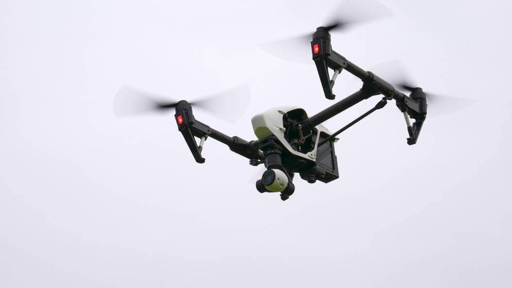 В Прикамье намерены отменить запрет на использование БПЛА Действующий с 2023 года запрет на использование беспилотных летательных аппаратов в воздушном пространстве Пермского края планируют отменить в ближайшее время Вместо этого владельцев дронов обяжут уведомлять о предстоящем запуске органы полиции и службы ЕДДС Не менее чем за час нужно будет позвонить по номеру 112 и сообщить тип устройства время и место запуска предполагаемую зону продолжительность полета Подпишитесь на нас в ТГ MAX ВК Прислать материал