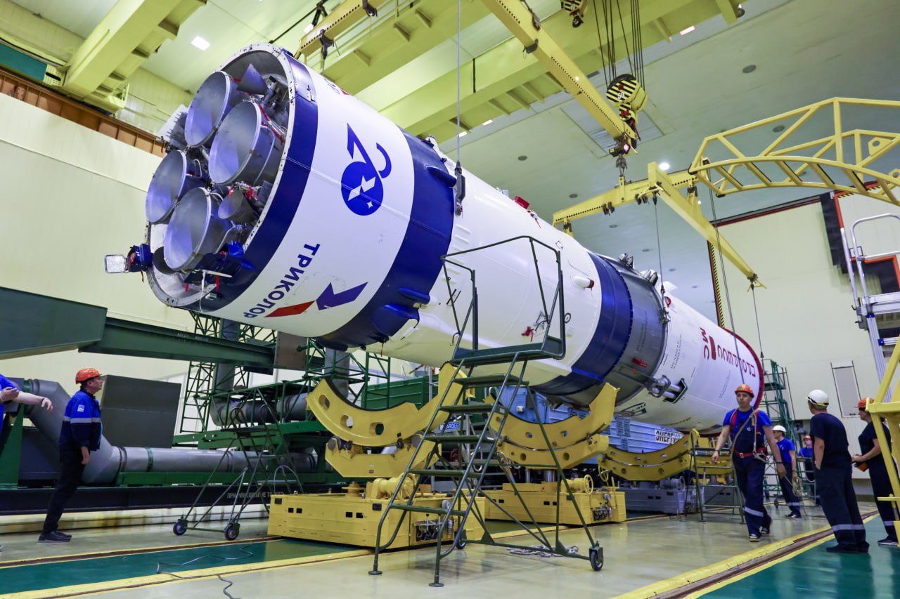Сегодня на космодроме Байконур прошла общая сборка ракеты-носителя «Союз-2.1а» с грузовым кораблём «Прогресс МС-31». Вывоз на старт ожидается завтра, а старт к Международной космической станции — 3 июля в 22:33 мск.  Фото: Иван Тимошенко  «Роскосмос Медиа»