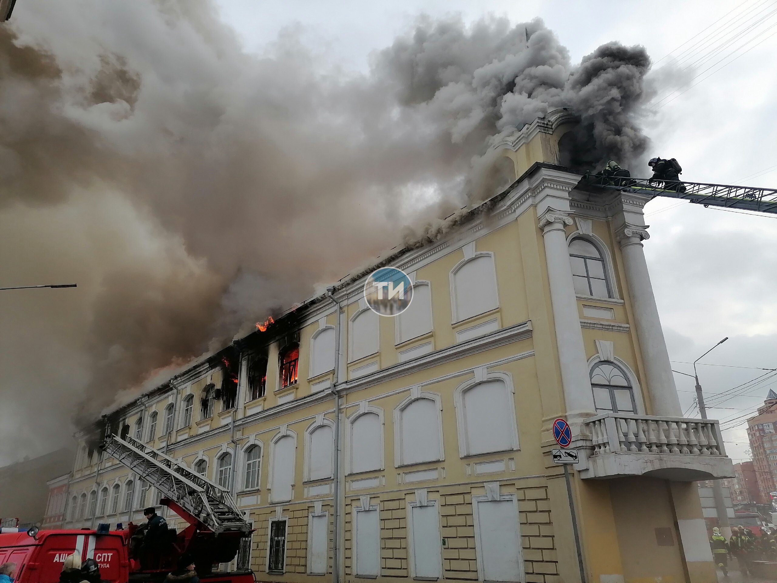 Пожар в здании госпиталя в Туле: пламя вырвалось на крышу.  На верхнем этаже здания госпиталя на улице Советской все еще видно открытое пламя. Об этом сообщает корреспондент «ТИ», который работает на месте ЧП.  Пожарные пытаются проникнуть через окна горящего этажа в здание. Дым начал валить из-под крыши по всему периметру здания.  По данным телеграм-канала «База», площадь пожара – около 1000 квадратных метров. Пламя вырвалось на крышу. Пожарные отступают из флигеля.